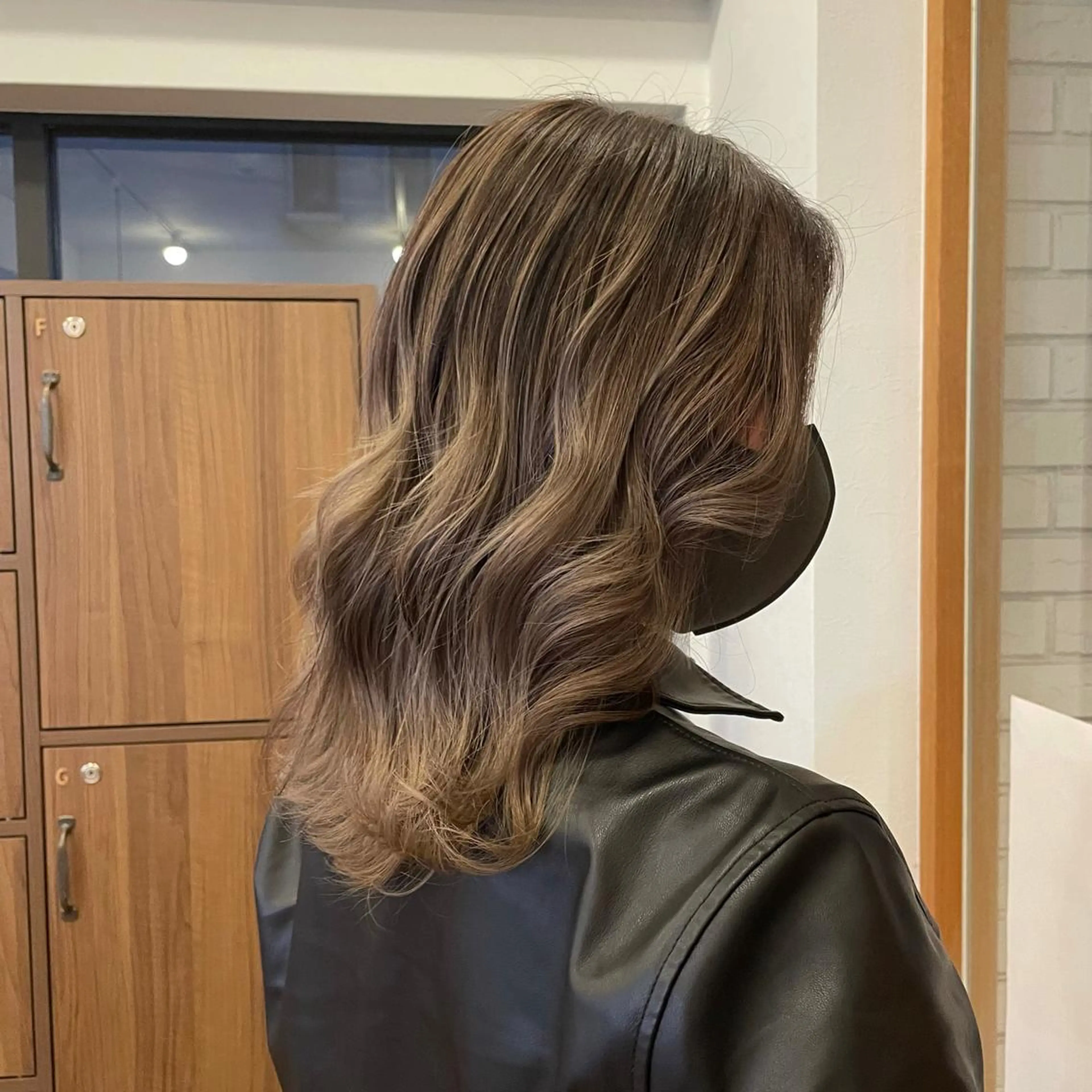 ミディアム カラー ヘアアレンジ バレイヤージュ ベージュカラー 外国人風カラー レイヤーカット 🎗秋山勇/ GEAR.代表のヘアスタイル