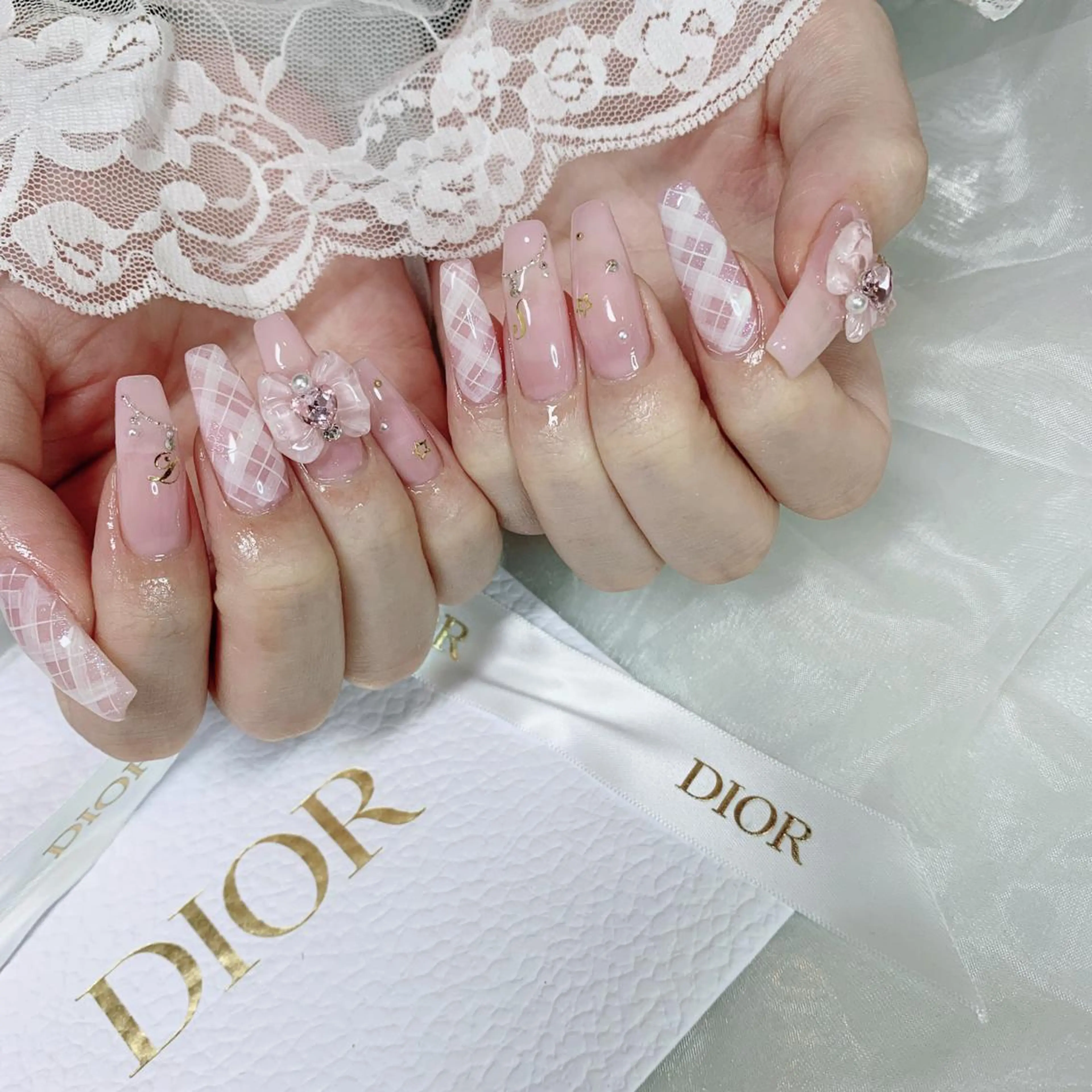 ネイル ロングネイル ピンク ハンドネイル La neige* yuki 🥯🍑のネイルデザイン