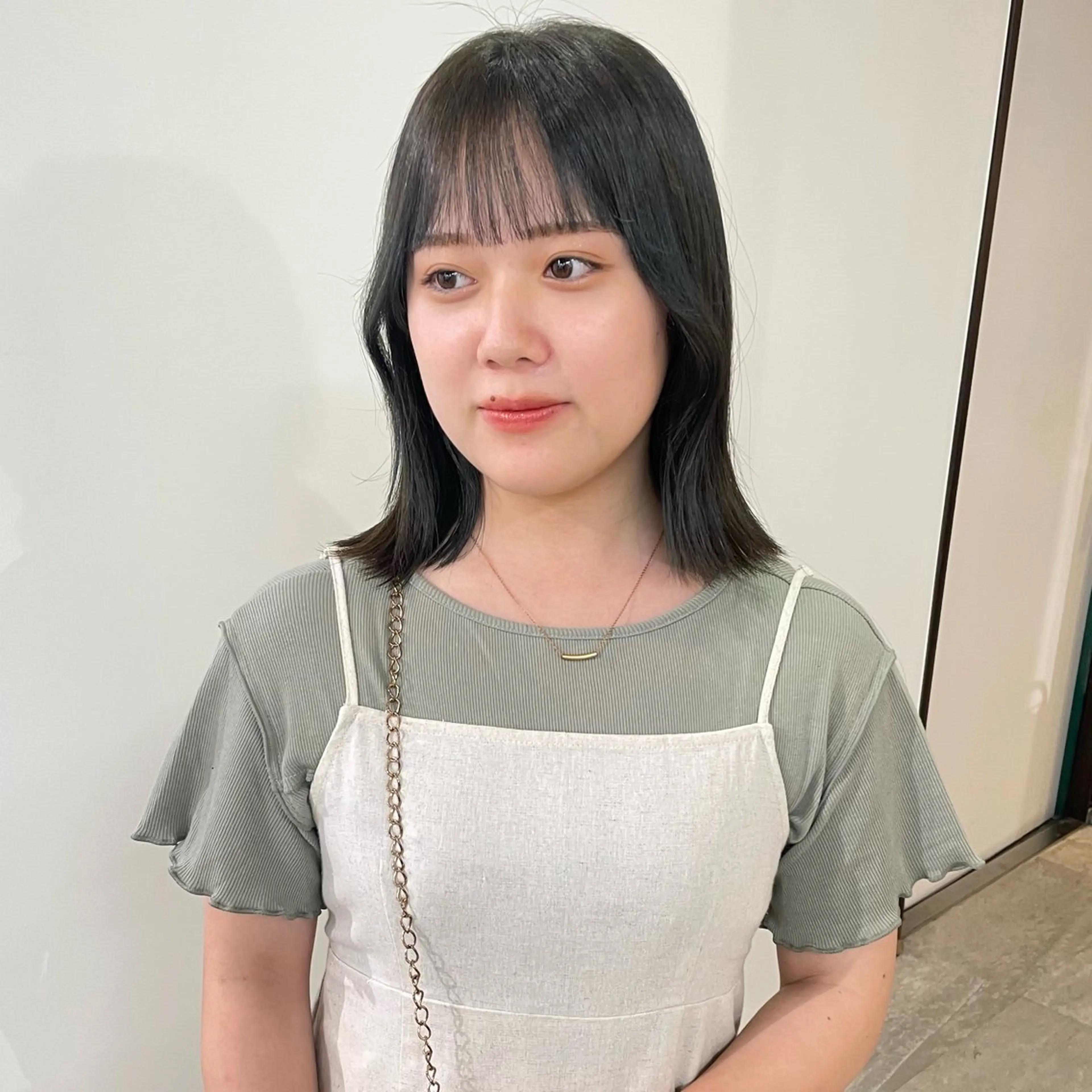 ミディアム カラー ブリーチ 透明感カラー ダブルカラー ブリーチなしカラー 顔まわりレイヤー ヘアカラー トリートメント nonoka オリーブ/グレージュのヘアスタイル