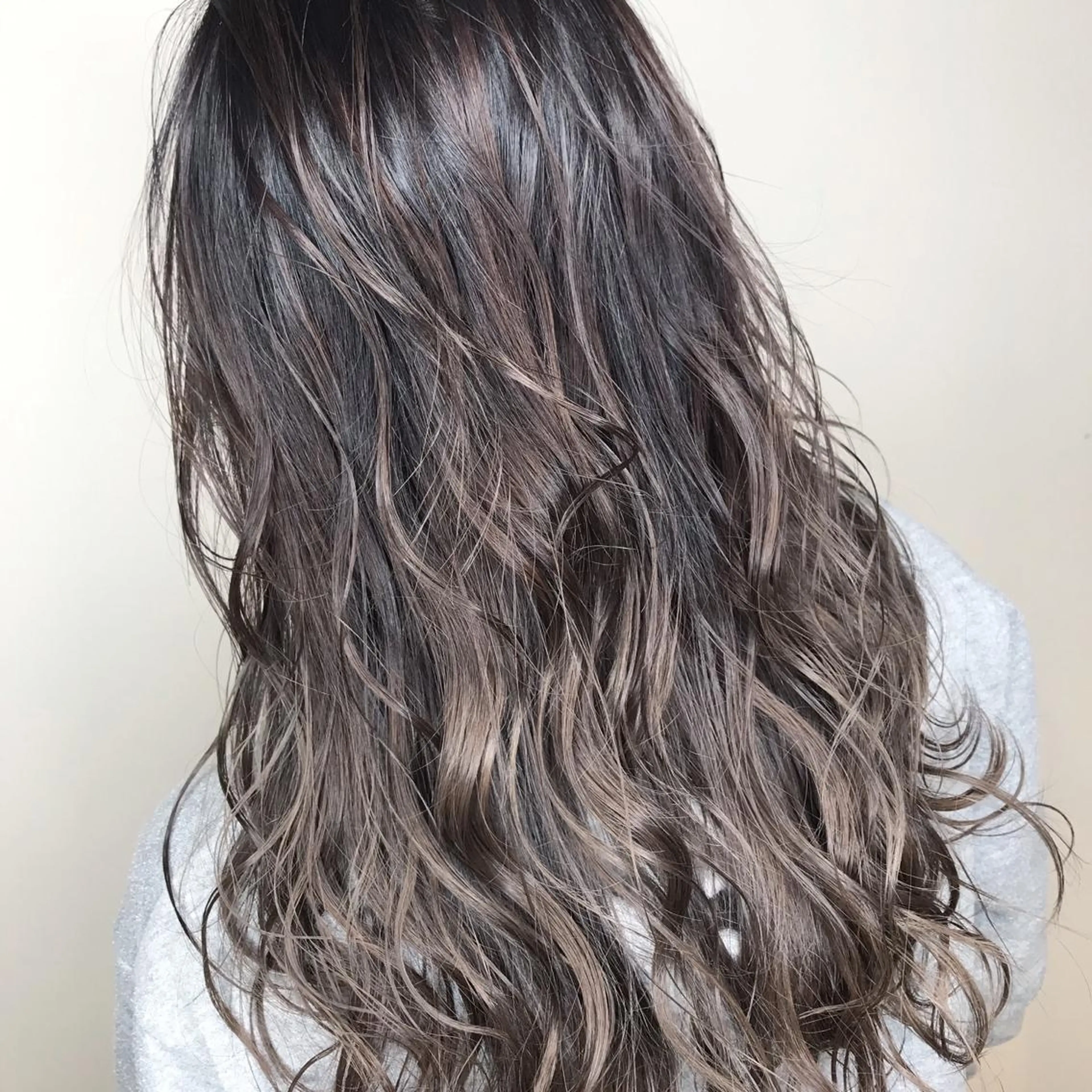 ミディアム カラー アッシュ アッシュグレー アッシュグレージュ バレイヤージュ ベージュカラー AMI Hair  supply所属・髪質改善カラー 韓国風レイヤーのヘアスタイル