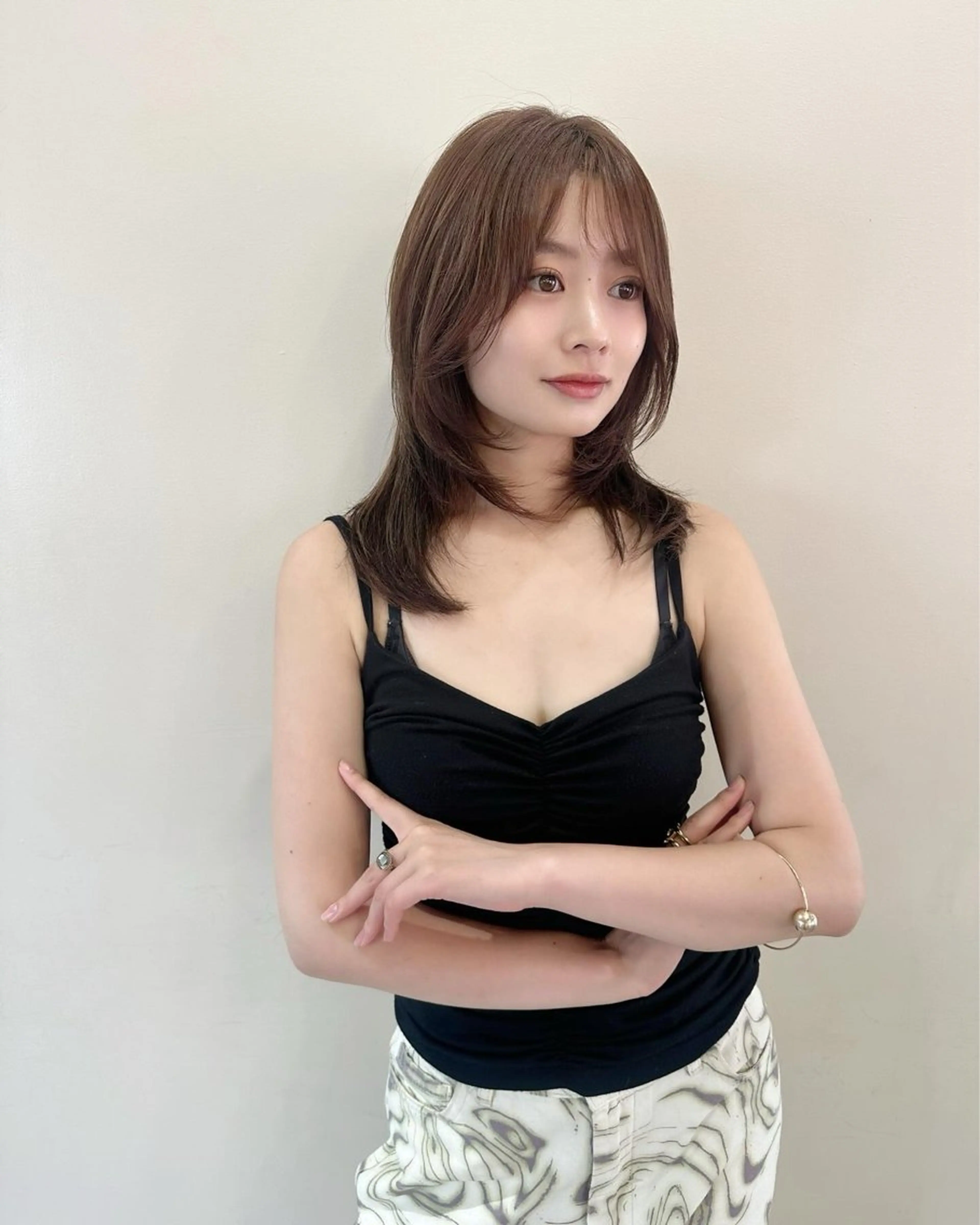 ミディアム レイヤーカット 鎌倉 彩のヘアスタイル