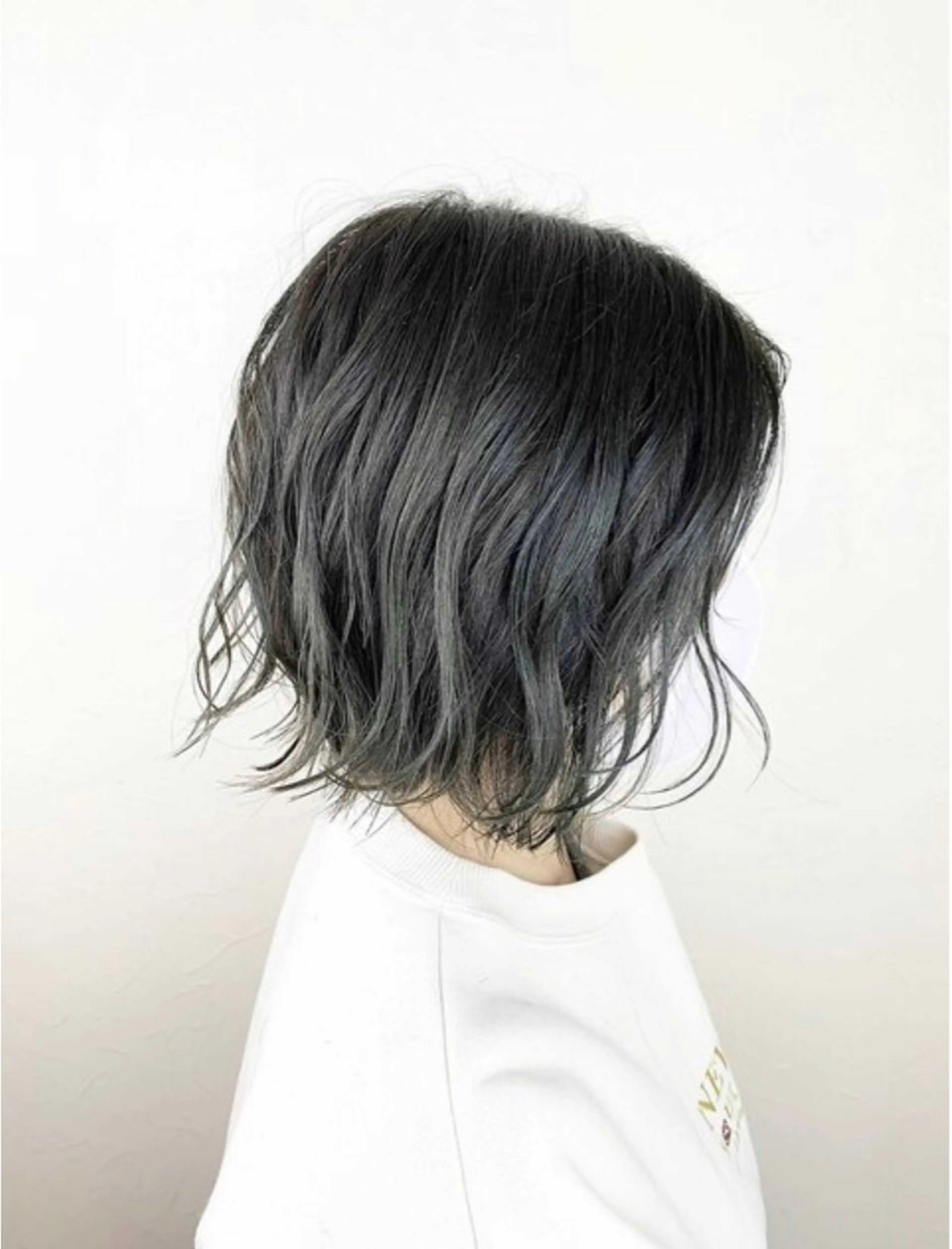 ショート アッシュ トモタニ ミオのヘアスタイル