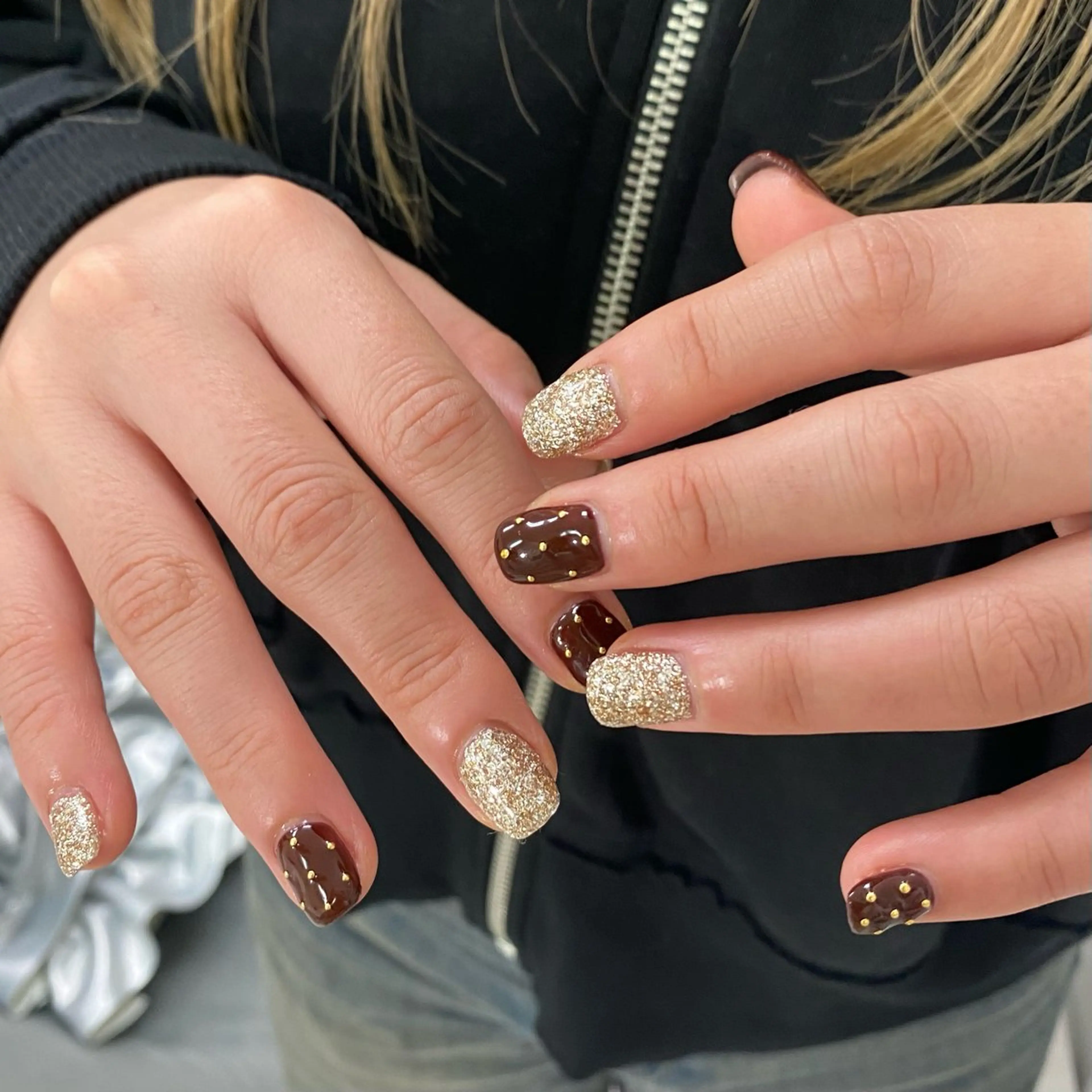 ネイル ブラウン ゴールド ネイビー 赤色 ハンドネイル ハンドケア RaLa（ネイル&アイラッシュ）所属・🫧RaLa ⭐︎AYAKA🫧のネイルデザイン