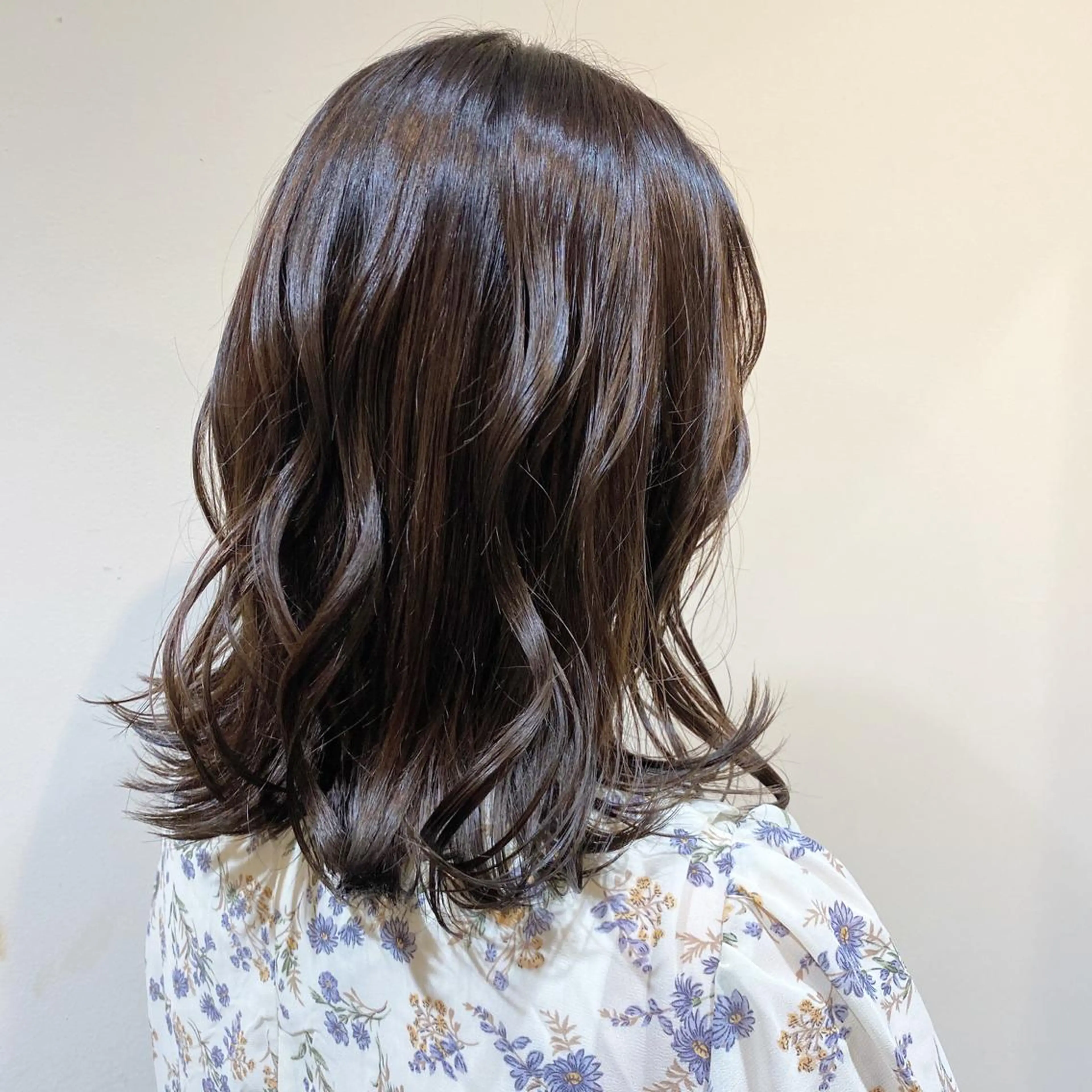 ミディアム カラー ヘアアレンジ グレージュ オリーブグレージュ オリーブグレー オレンジ 伊藤 玲衣のヘアスタイル