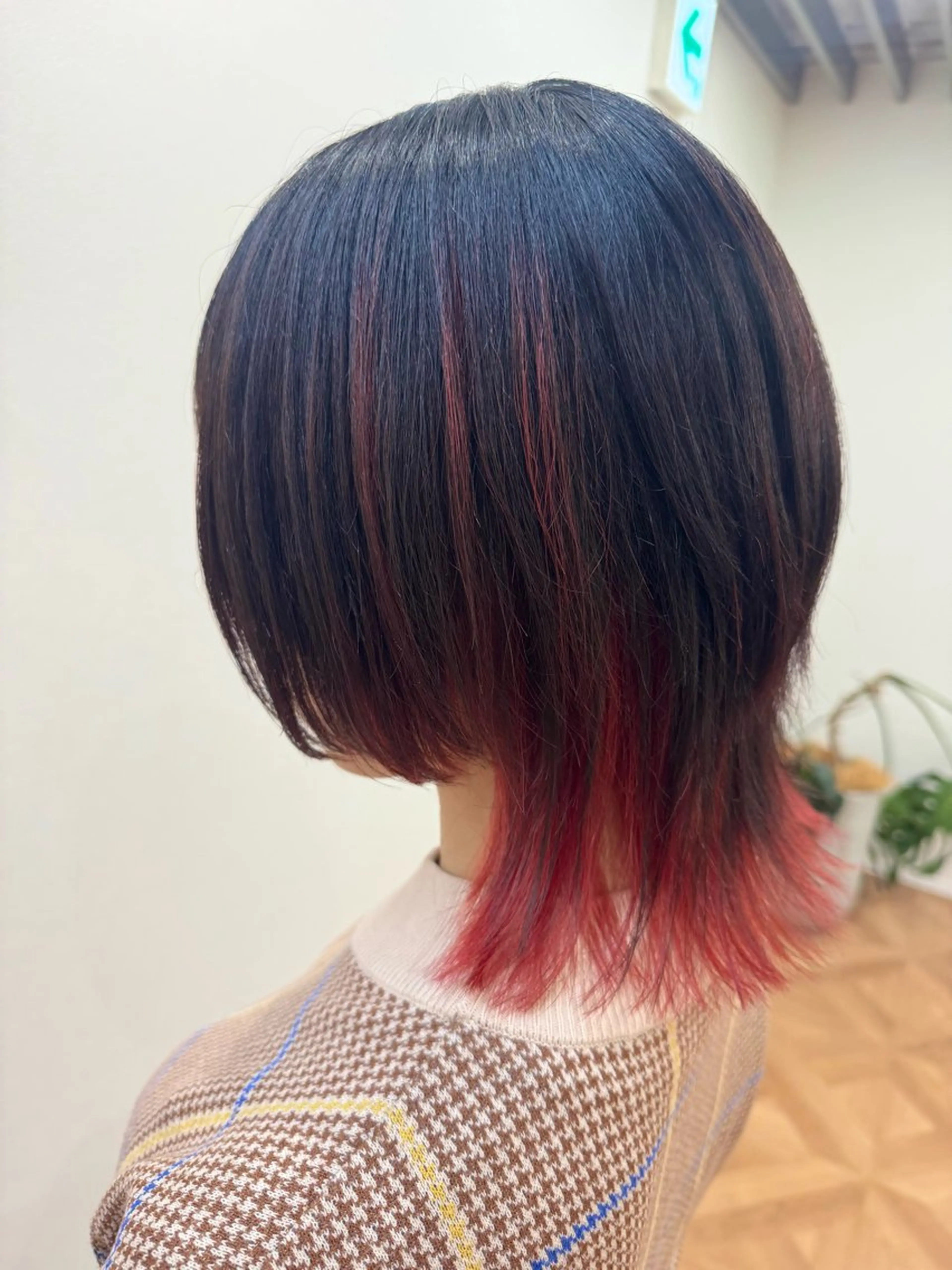 ミディアム カラー ハイライトカラー インナーカラー オレンジ ハイライト ウルフカット カット ヘアカラー 佐々木 有彩のヘアスタイル