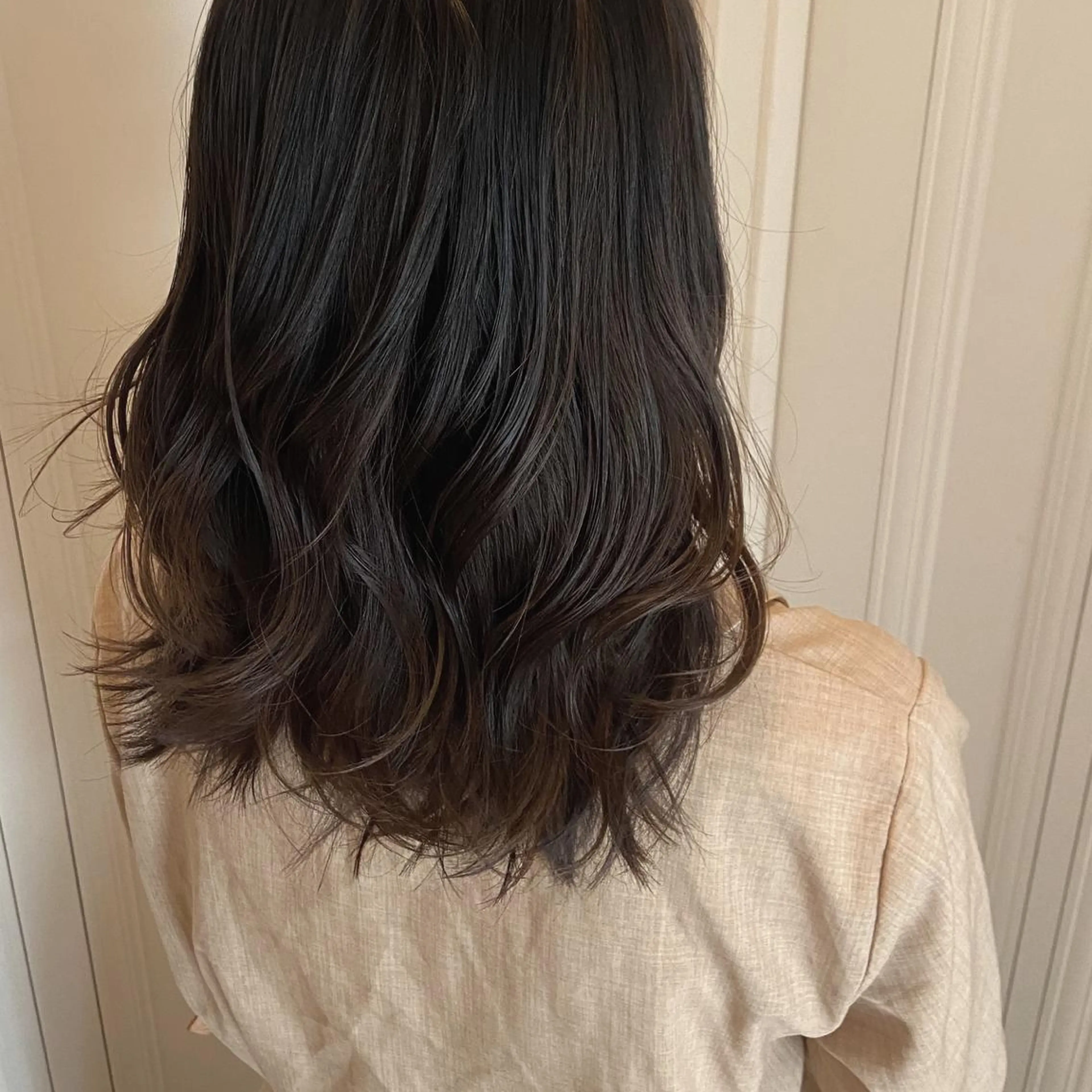 ミディアム 峯 志帆のヘアスタイル