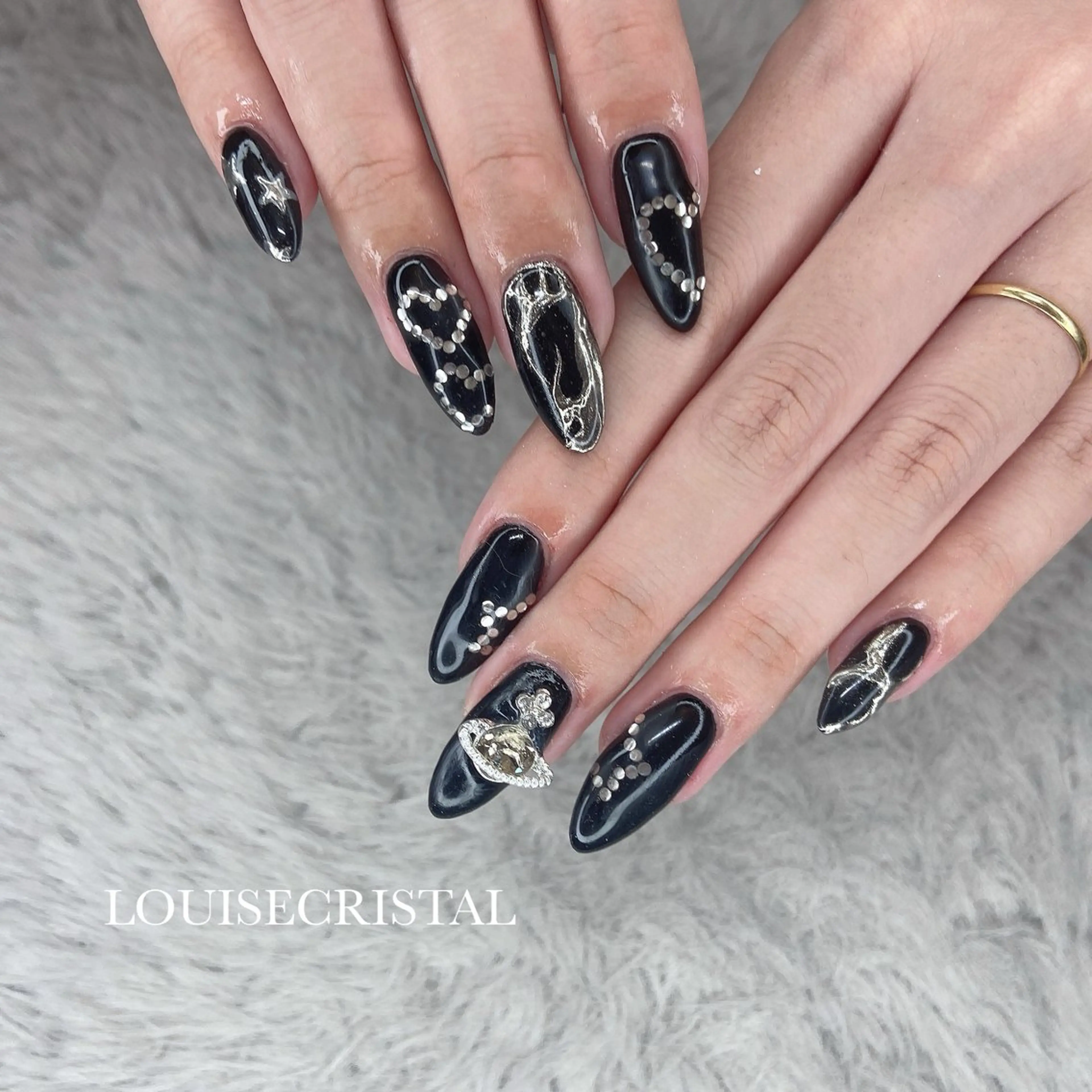 ネイル ハンドネイル LOUISE CRYSTALのネイルデザイン