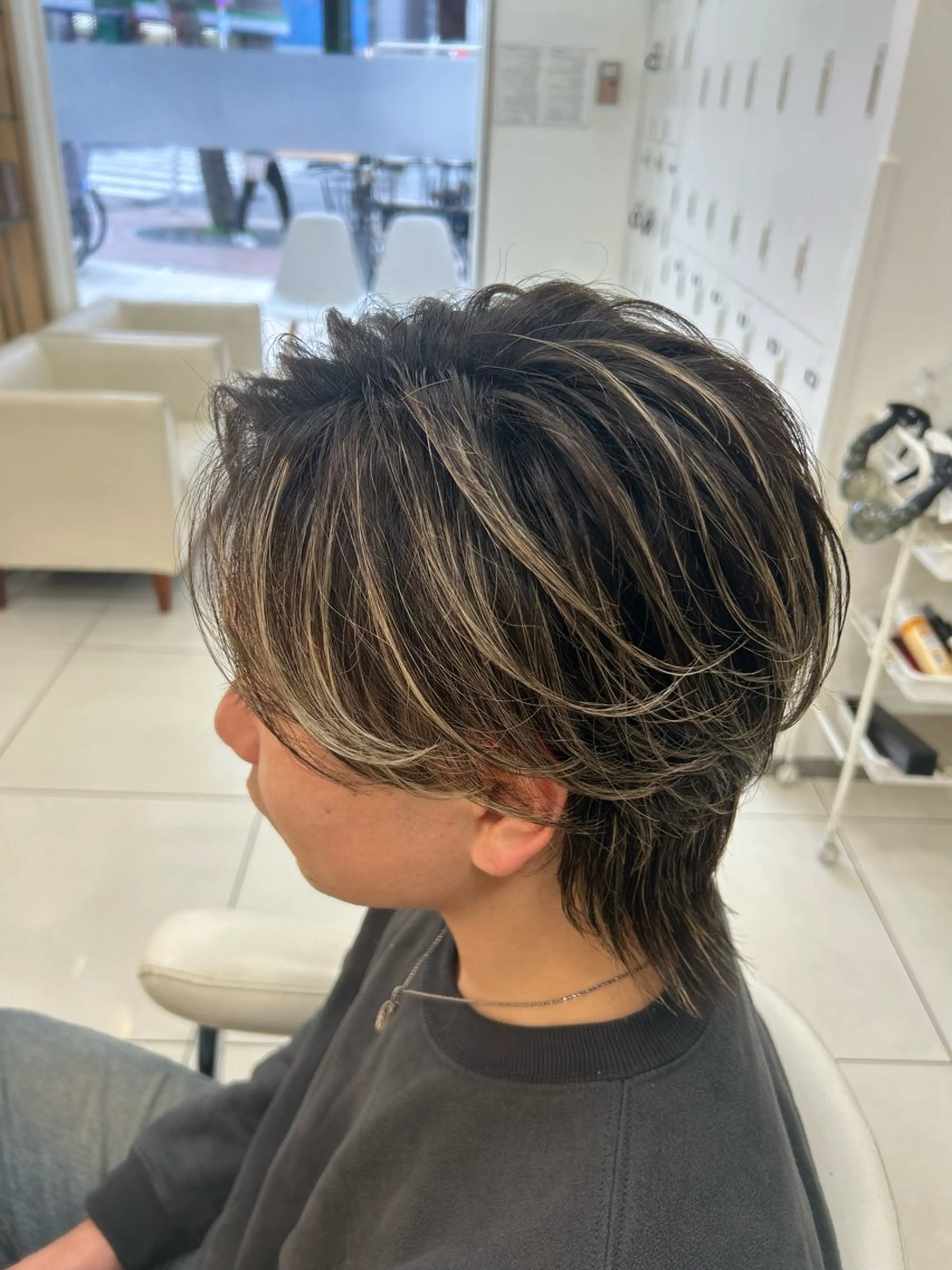 ショート カラー パーマ メンズ センターパート フェードカット フェザーパーマ カルマパーマ マッシュ カット ヘアカラー トリートメント 髪質改善/艶カラー/ メンズパーマ/鈴木のヘアスタイル