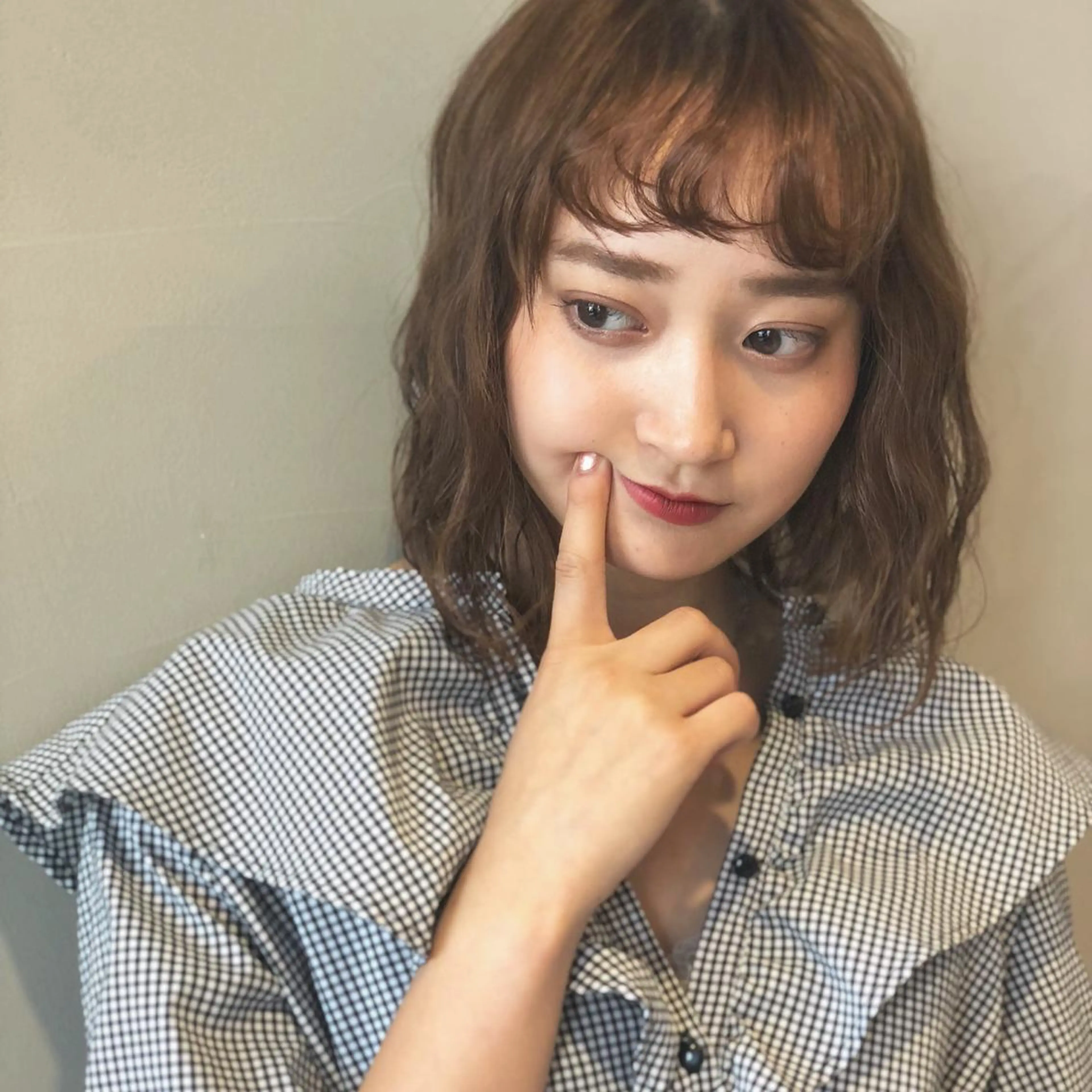 ミディアム カラー 荒木 依莉亜のヘアスタイル