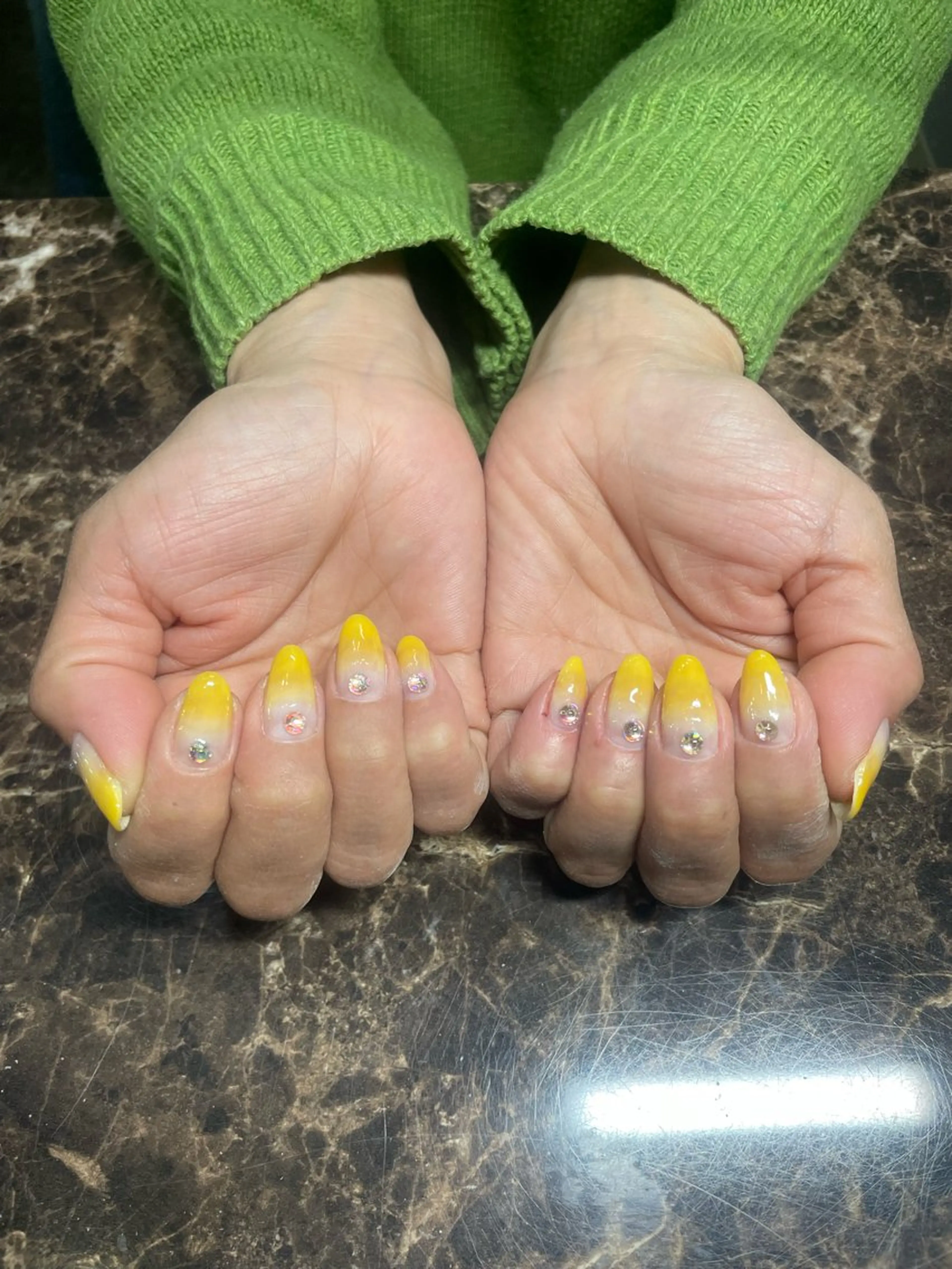 ネイル オーロラネイル グラデーション 黄色 ハンドネイル IROHA NAIL 北村菜帆のネイルデザイン