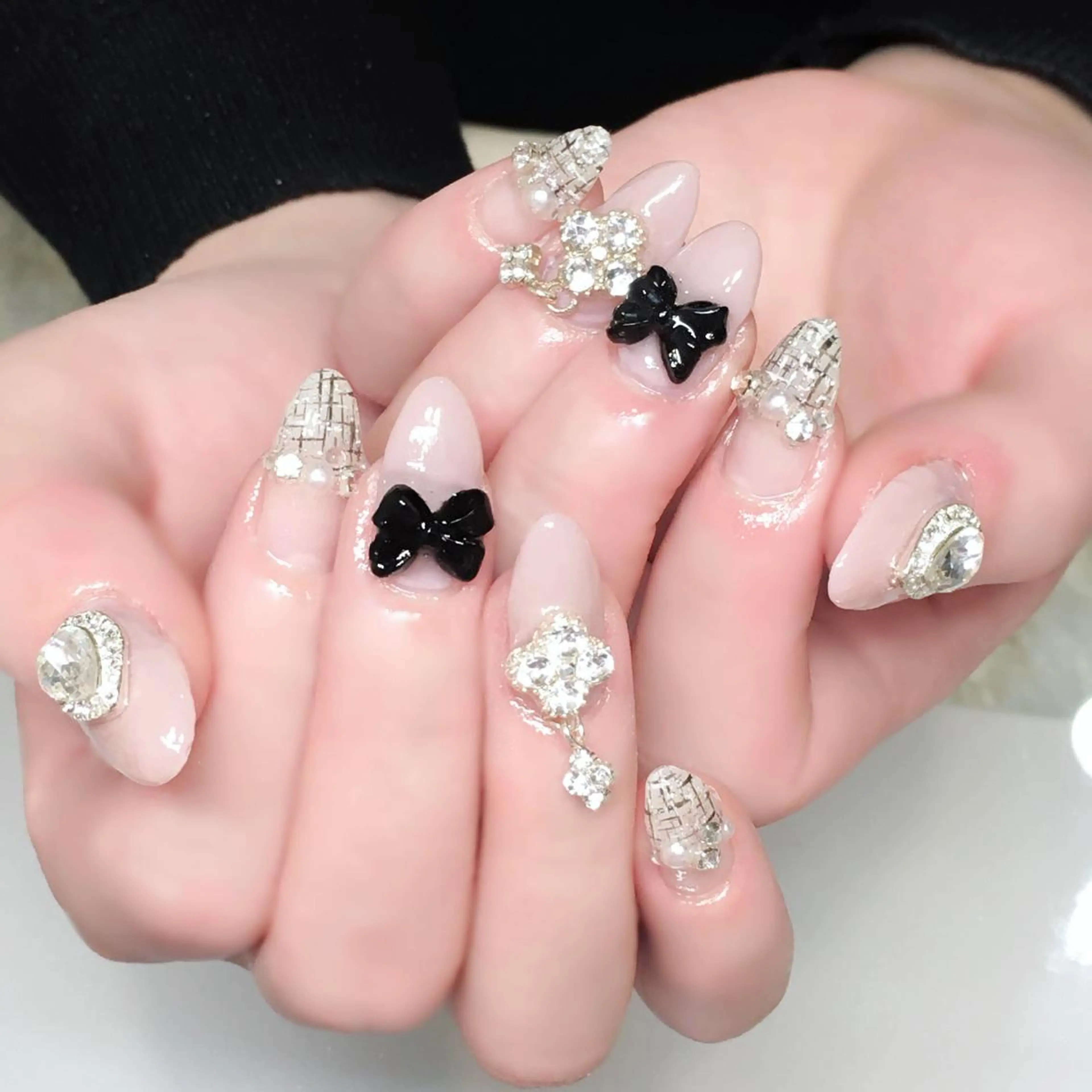 ネイル ジェルネイル キラキラネイル リボン ツイードネイル ワンホンネイル Nyanco Nailのネイルデザイン