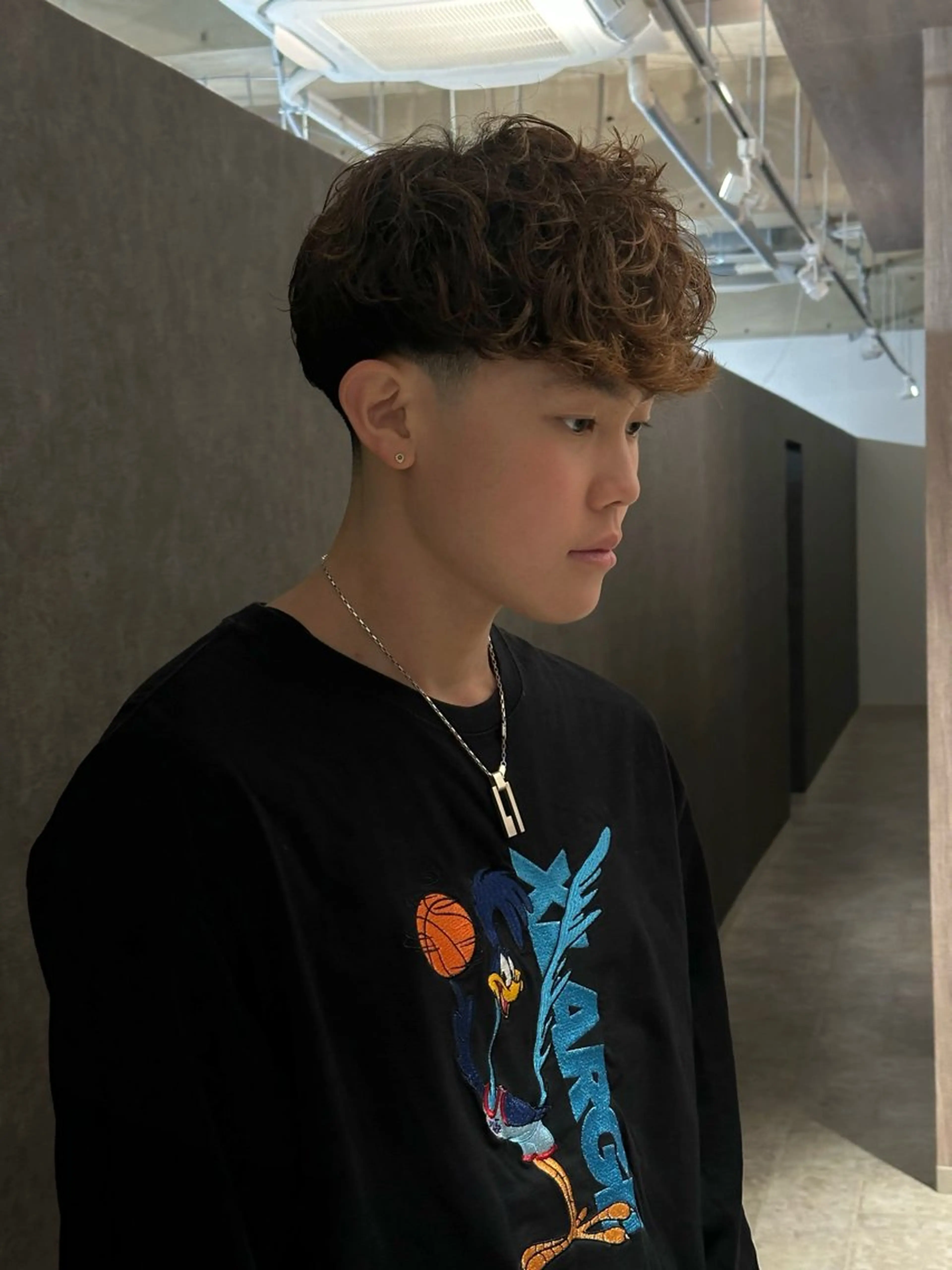 ショート カラー パーマ メンズ メンズブリーチ センターパート フェードカット フェザーパーマ メンズハイライト カット パーマ トリートメント 金山駅前/メンズ パーマ/真柄 恒輝のヘアスタイル