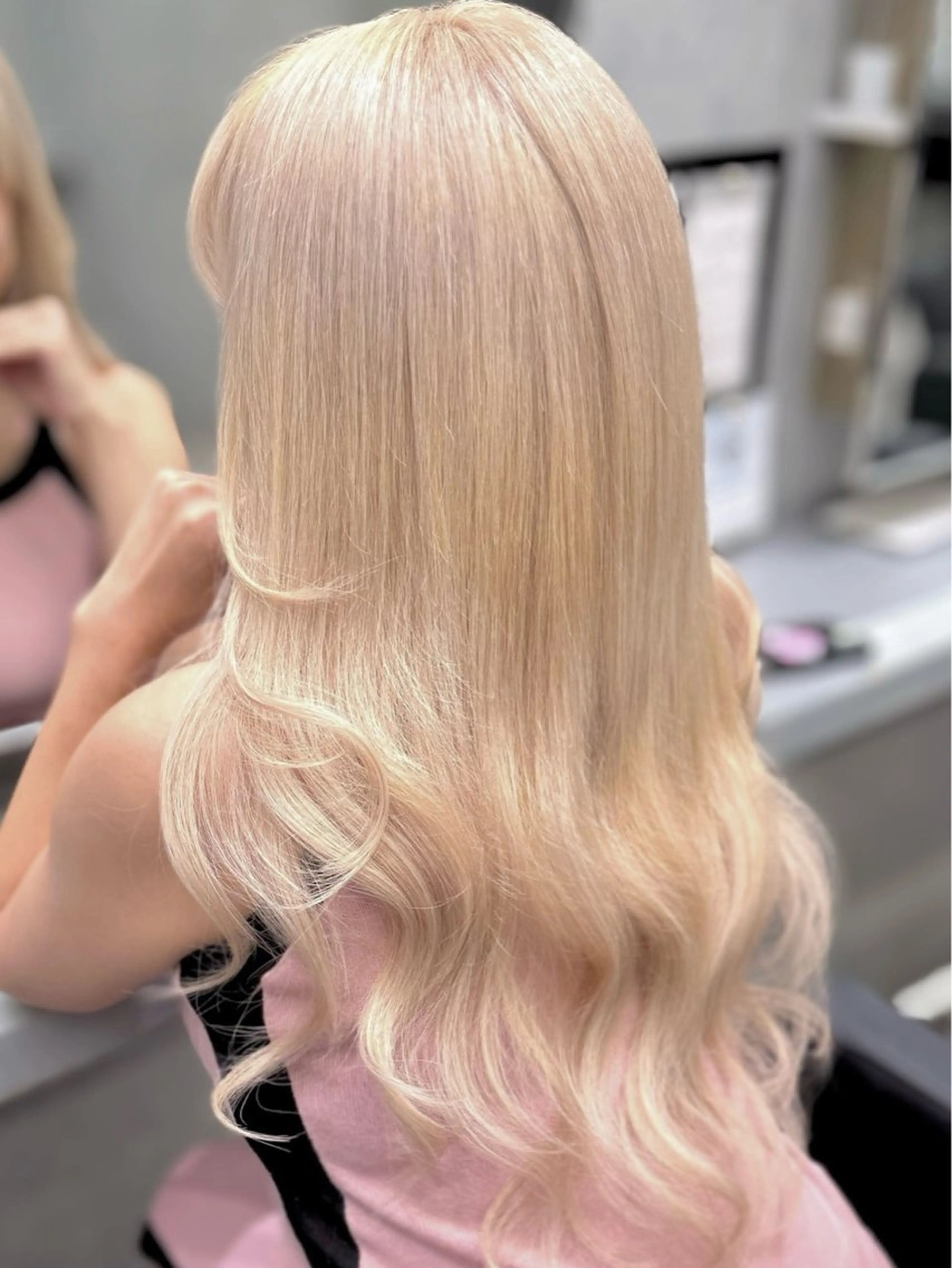 ロング カラー シールエクステ ベージュカラー ブリーチ ダブルカラー ハイトーンカラー ヘアカラー エクステ ヘアサロンelyts 表参道店のヘアスタイル