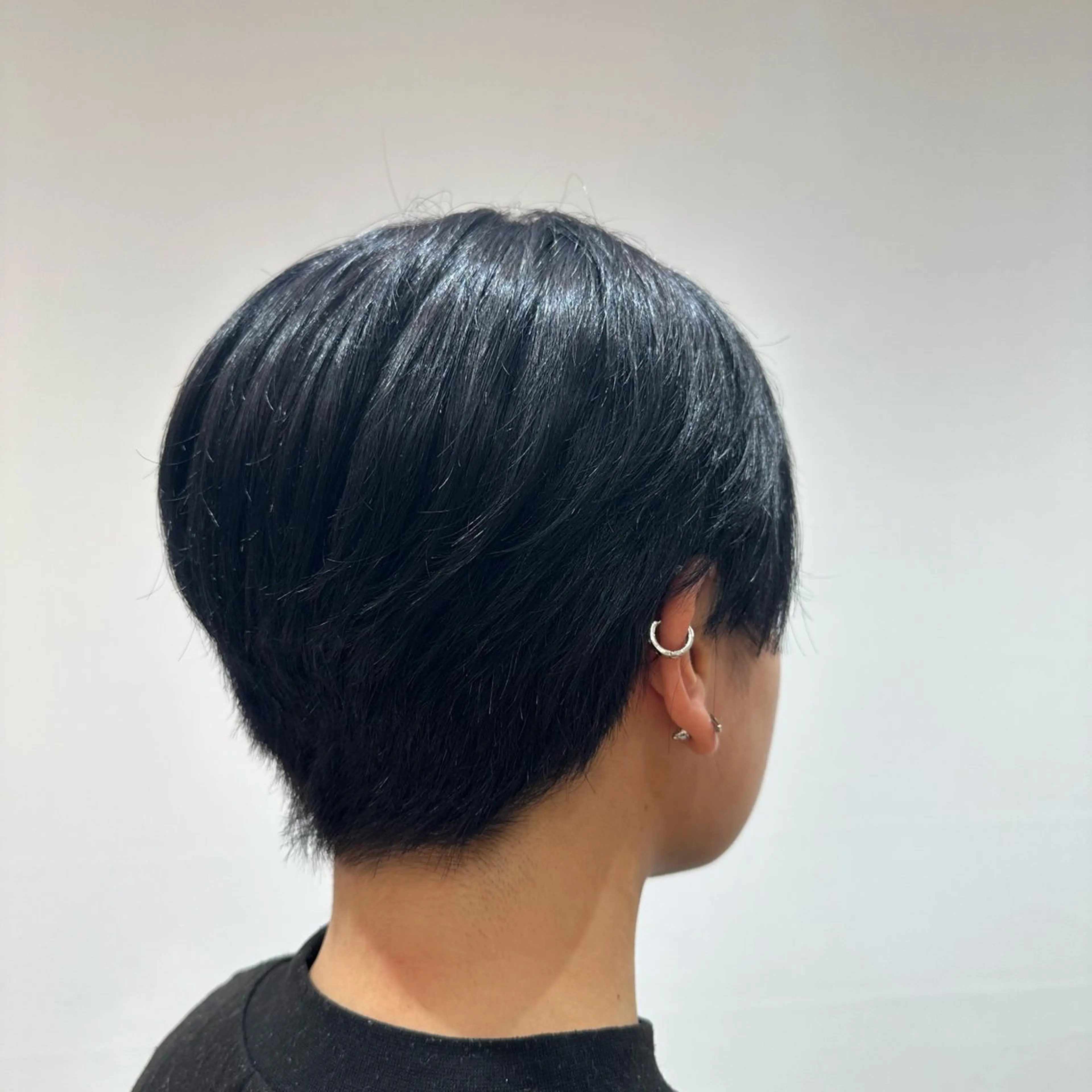 ショート カラー 黒髪 ブルーカラー ブルーブラック 勝見 美春のヘアスタイル