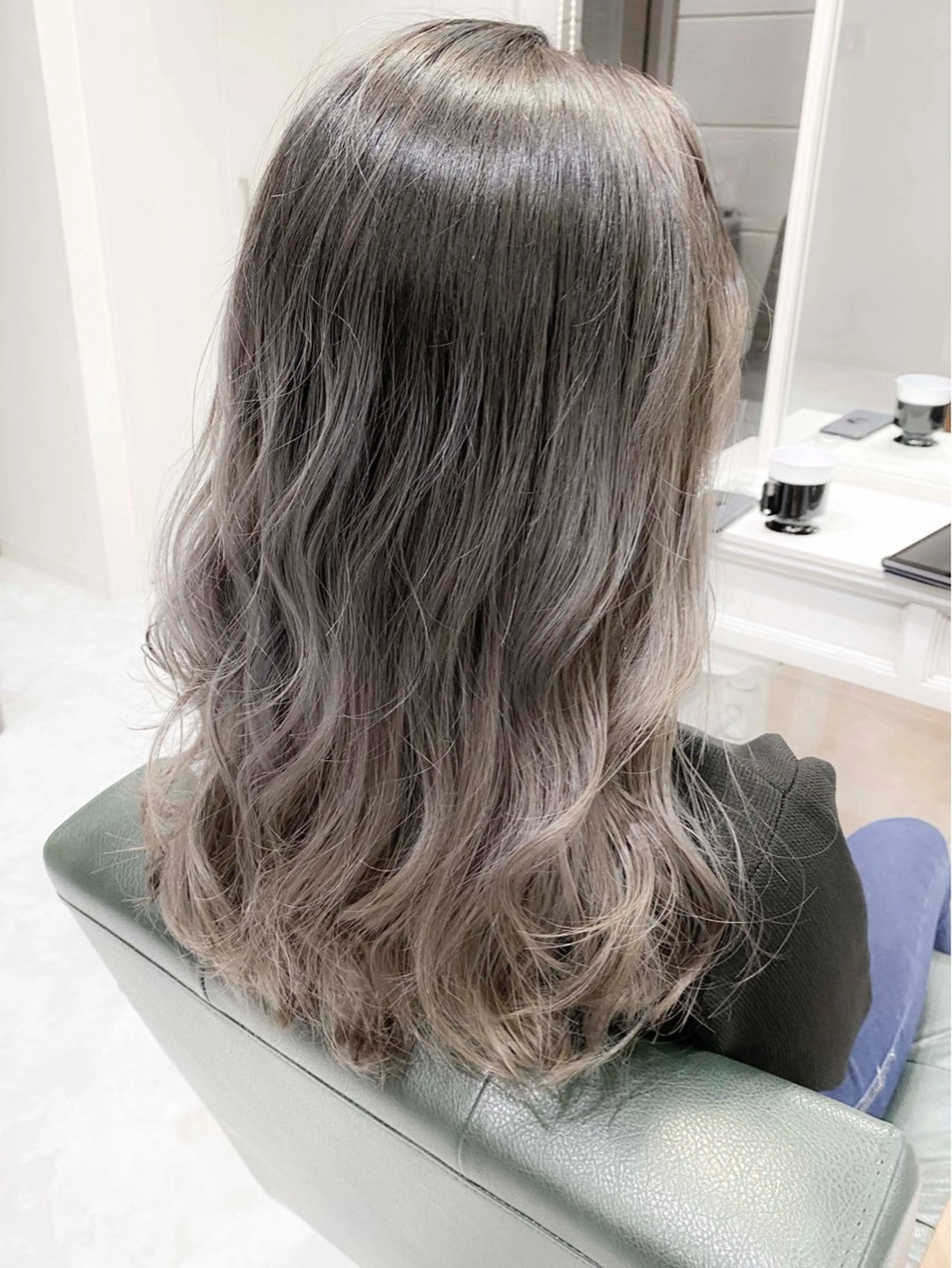 セミロング カラー ヘアアレンジ ブリーチ ケアブリーチ 透明感カラー デザインカラー ハイトーンカラー 𝐑𝐈𝐍𝐊𝐀 🐷🖤のヘアスタイル