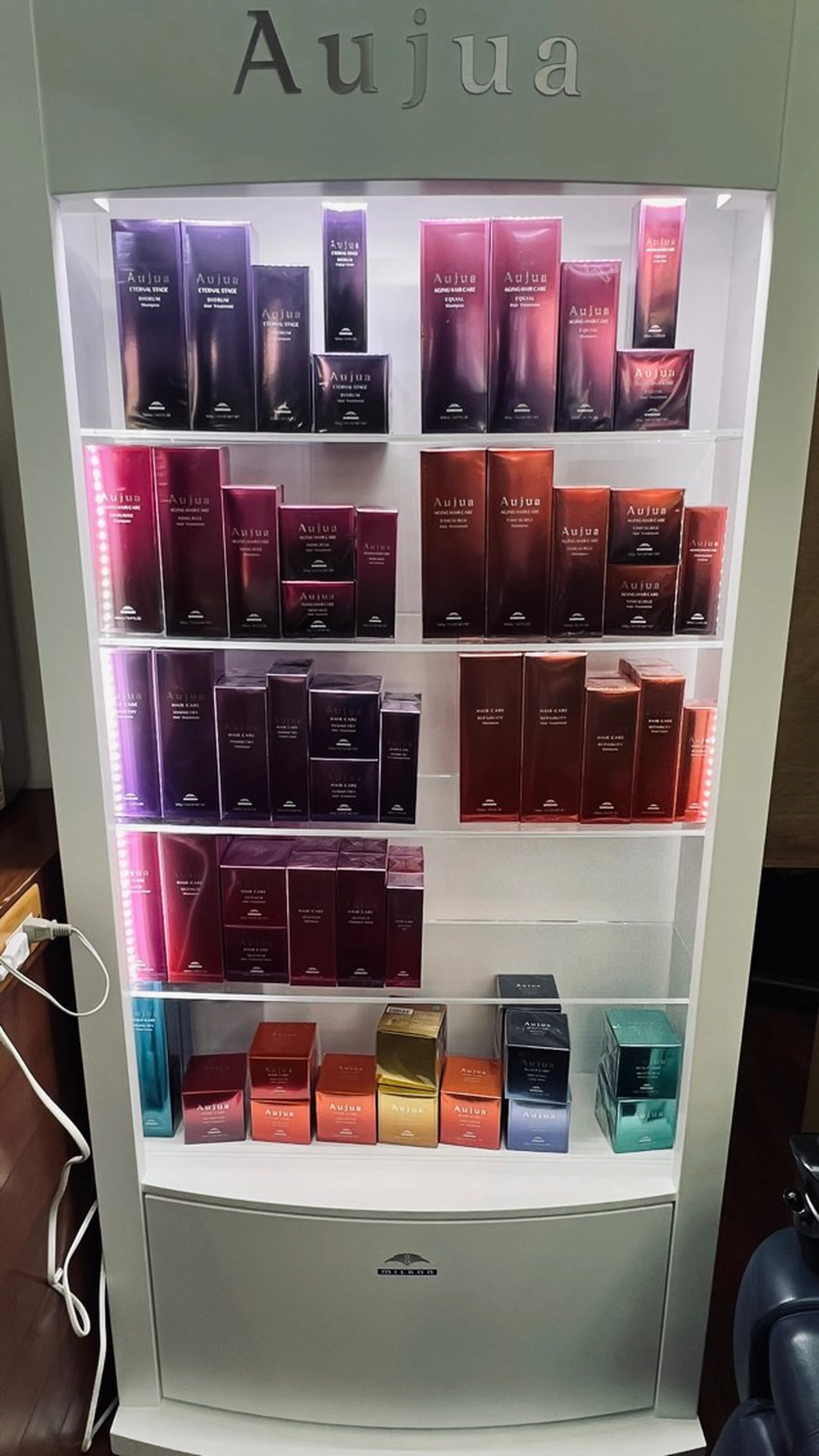 コウ チホウのヘアスタイル