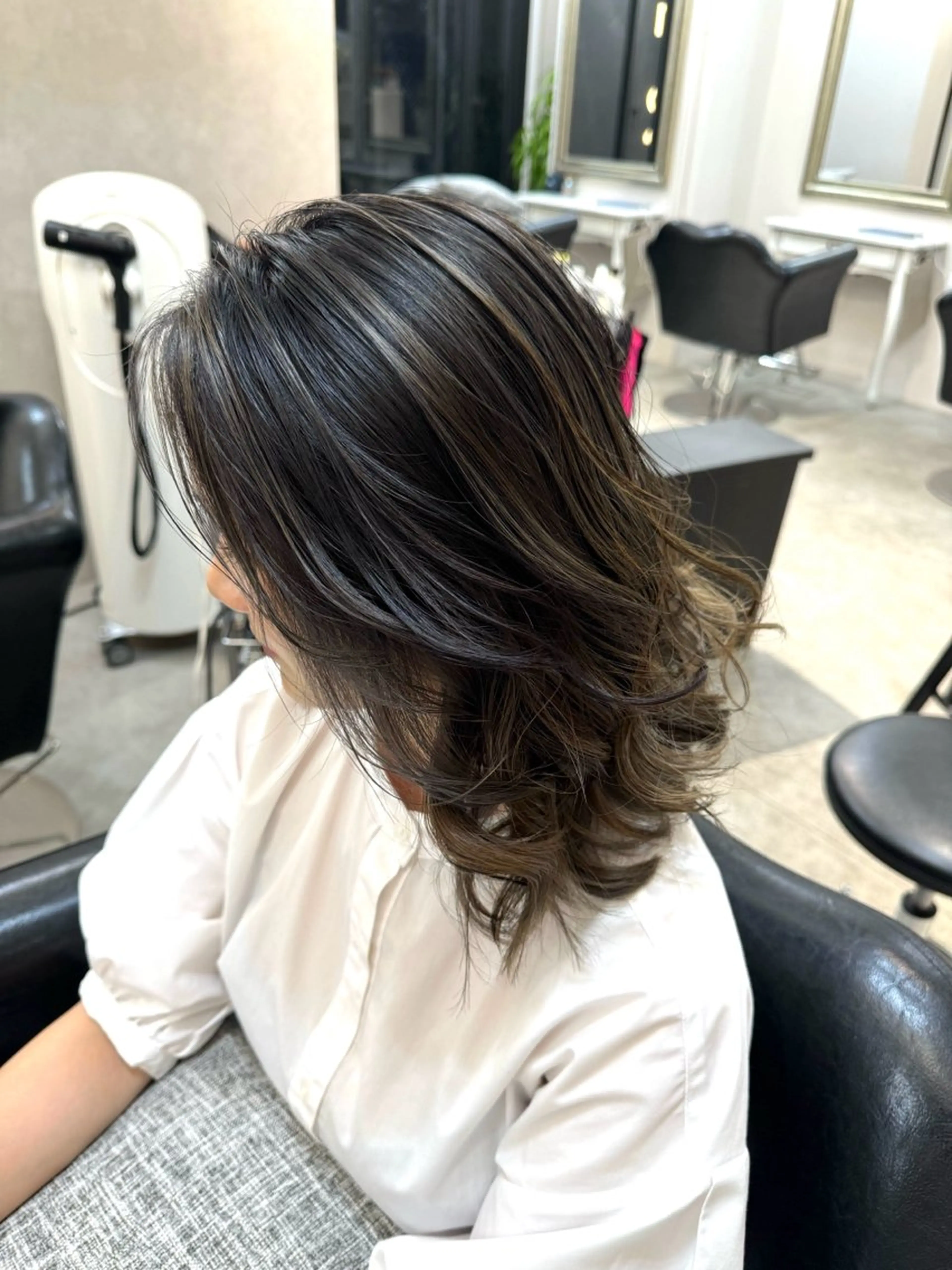 カラー グレージュ ヘアカラー レイヤー/ハイトーン ヒガシサヨのヘアスタイル