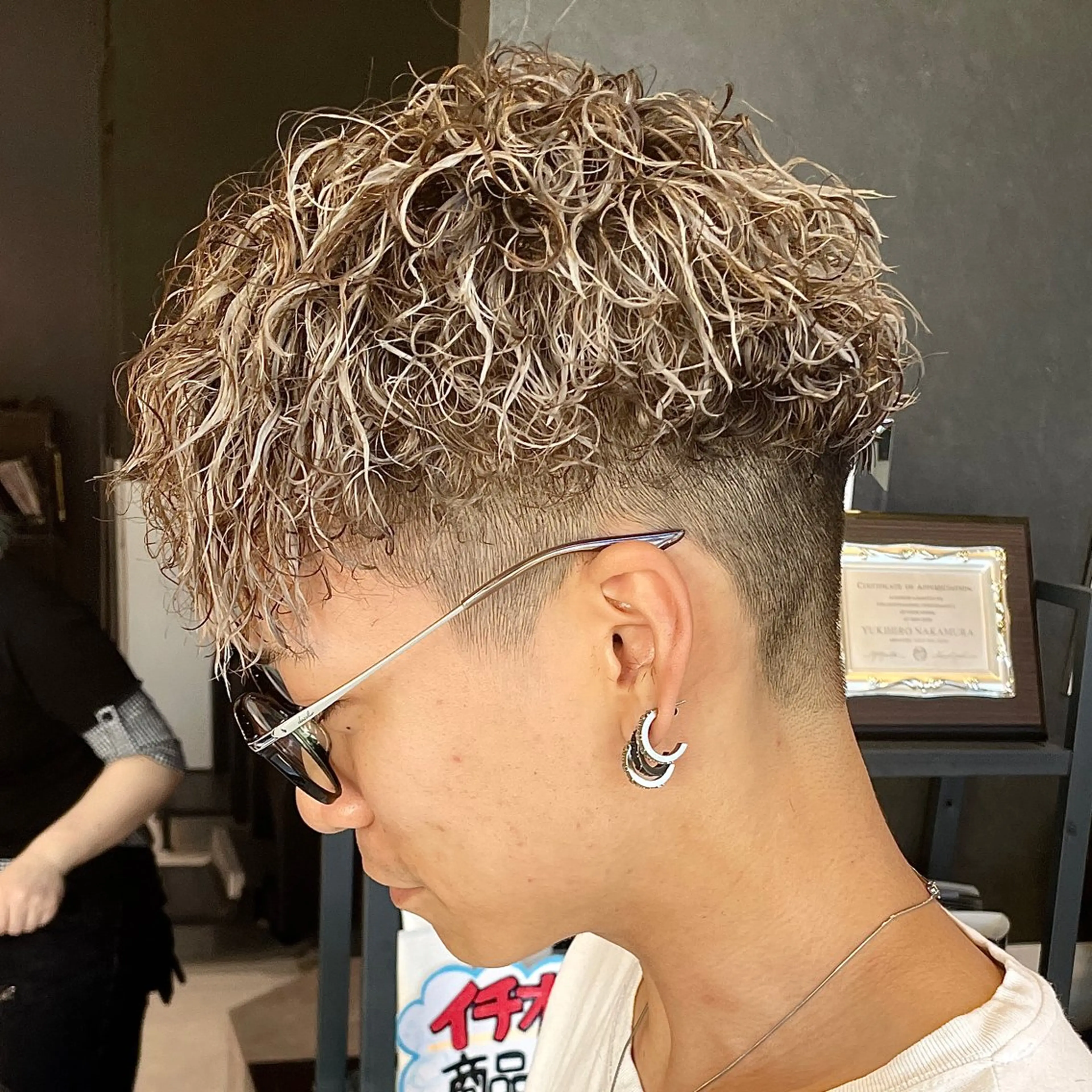 ショート カラー パーマ メンズ メンズハイライト スペインカール ハイライトカラー ハイライト カット ヘアカラー トリートメント メンズヘア特化 崎田 成人のヘアスタイル