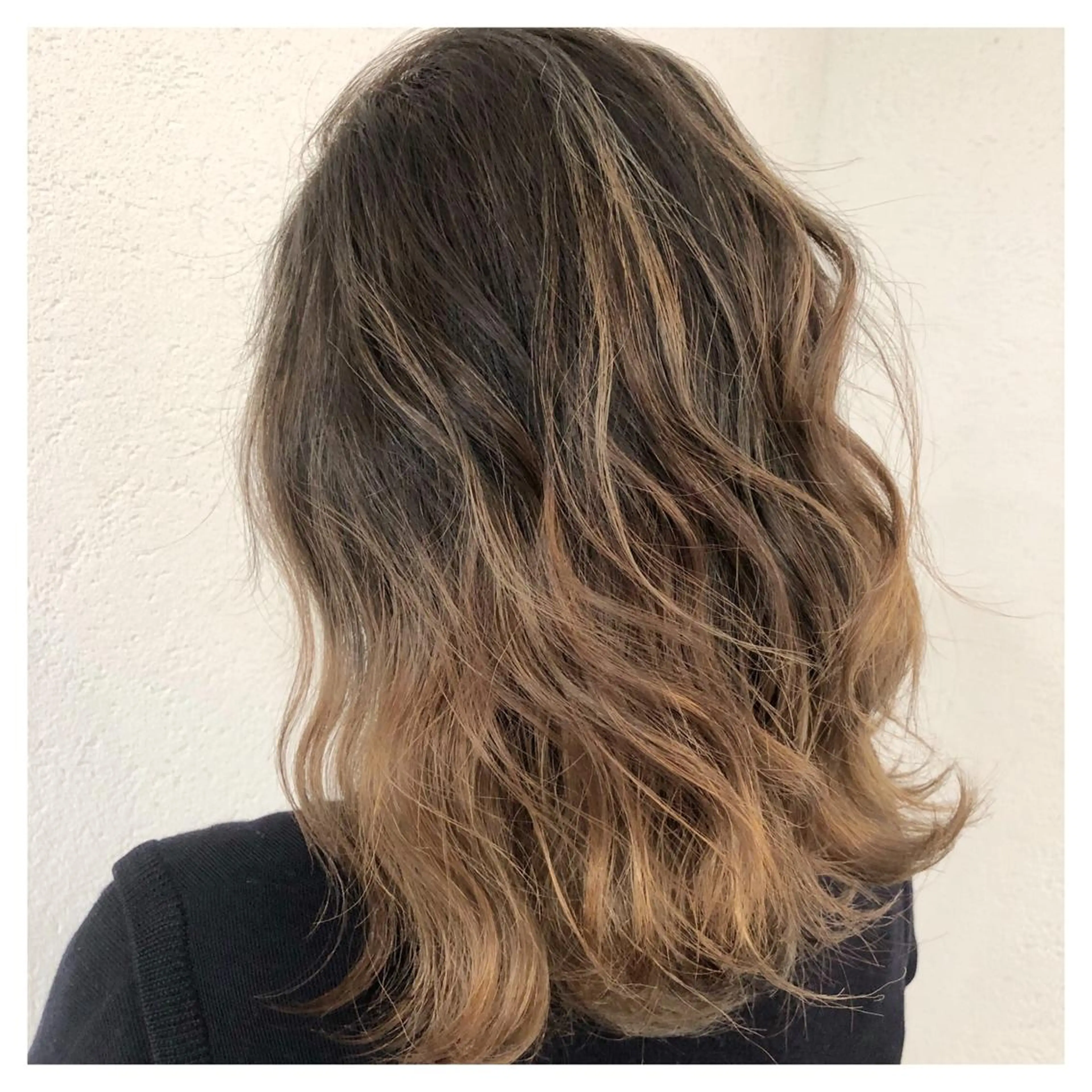 ミディアム カラー biscohair 髪にドラマを。のヘアスタイル