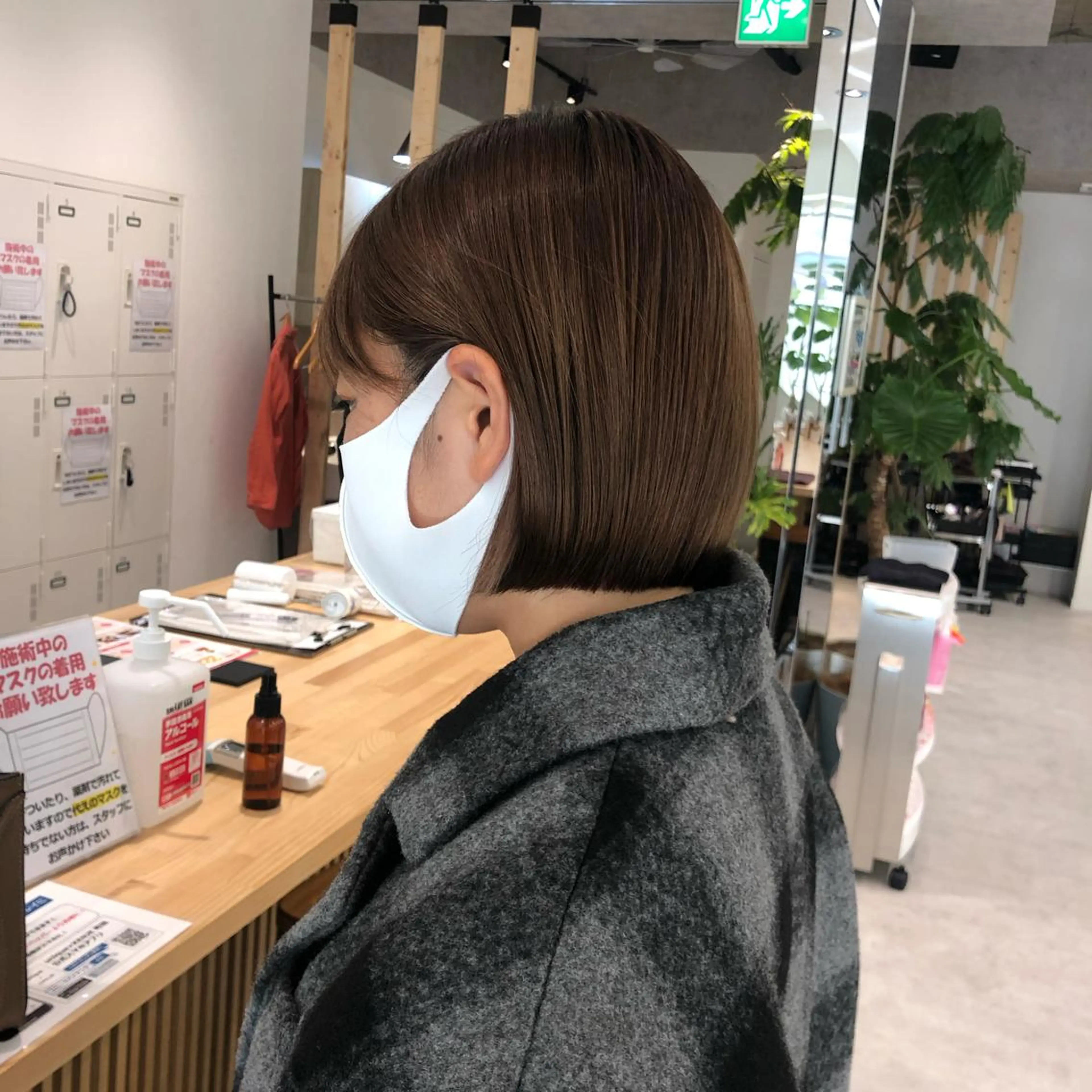 ショート レイヤー/顔まわり カット/地毛風カラーのヘアスタイル