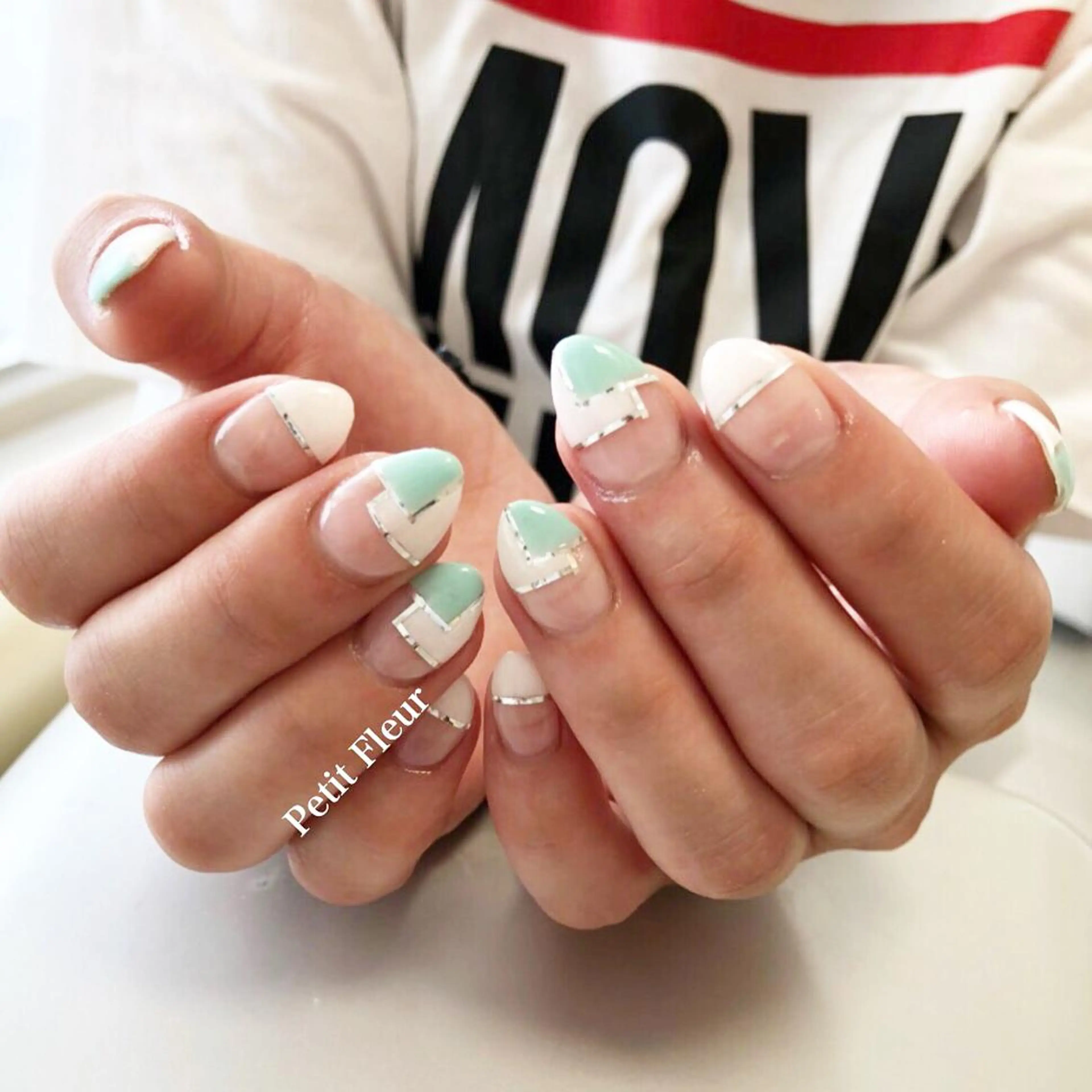 ネイル グリーン ショートネイル ホワイト Petit Fleur所属・青柳 亜梨奈のマツエク・マツパデザイン
