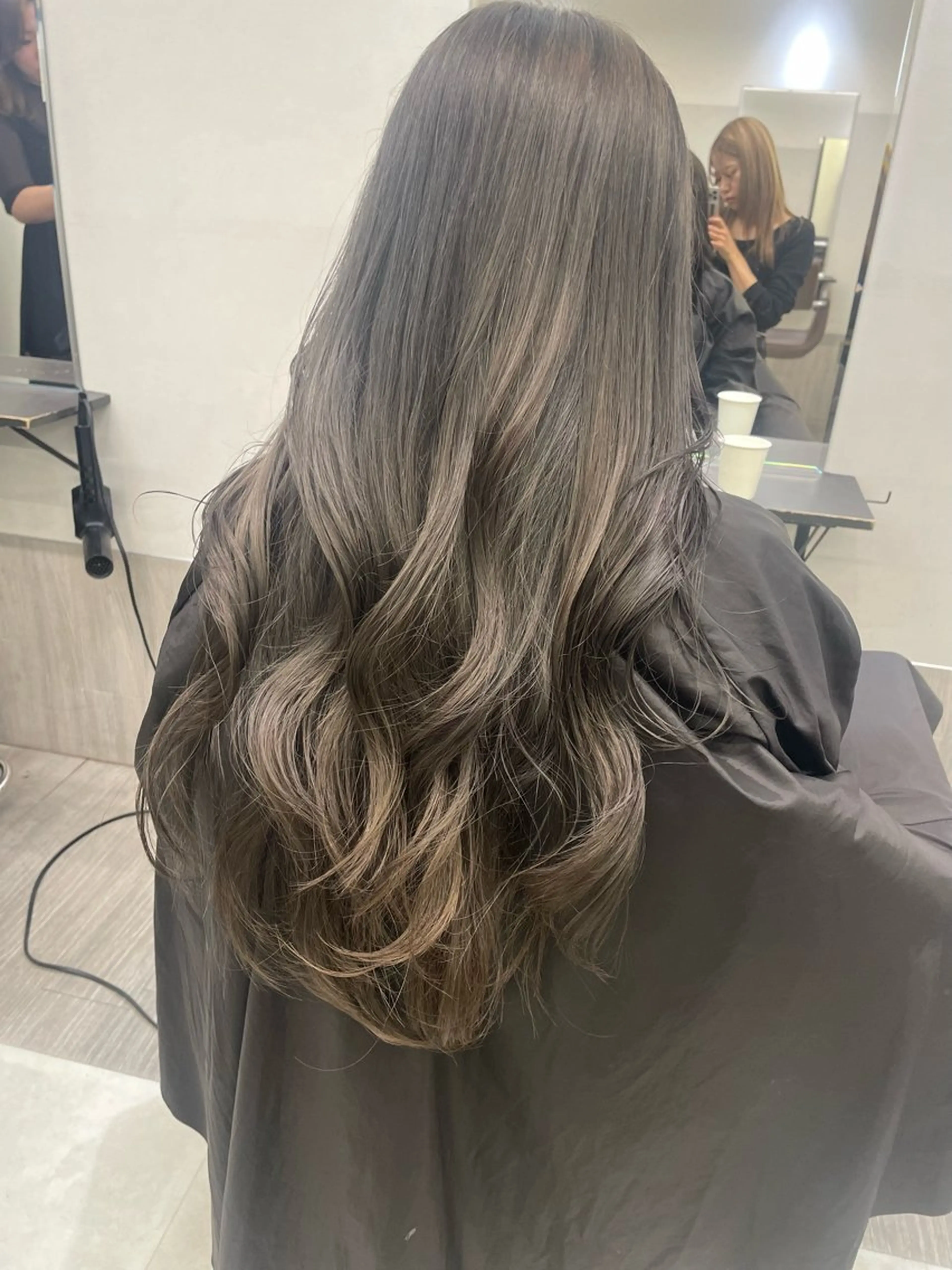 ロング カラー グレージュ AIRI layer cut hairのヘアスタイル