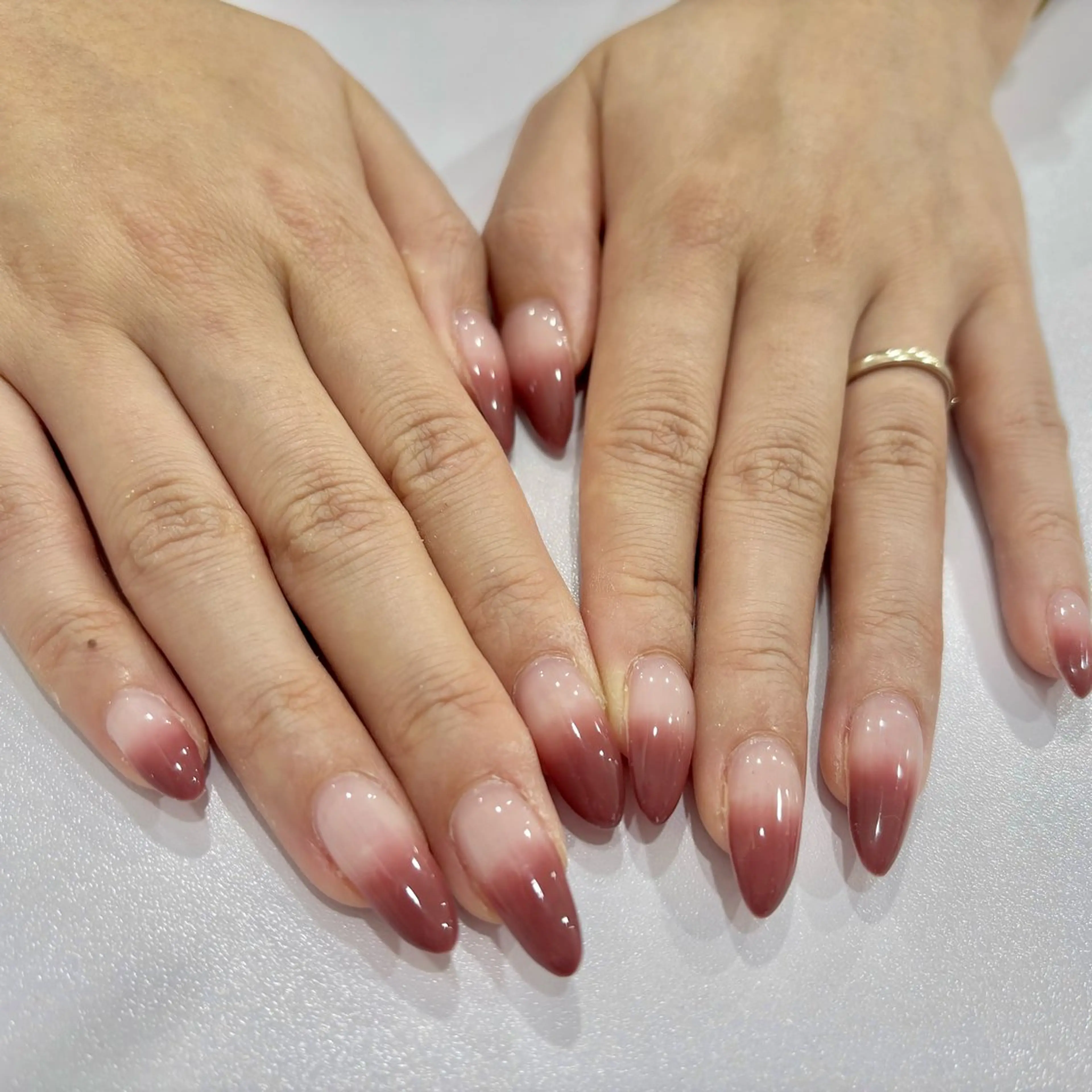 ネイル グラデーション 赤色 シンプルネイル アンリッシュ池袋 小泉のネイルデザイン