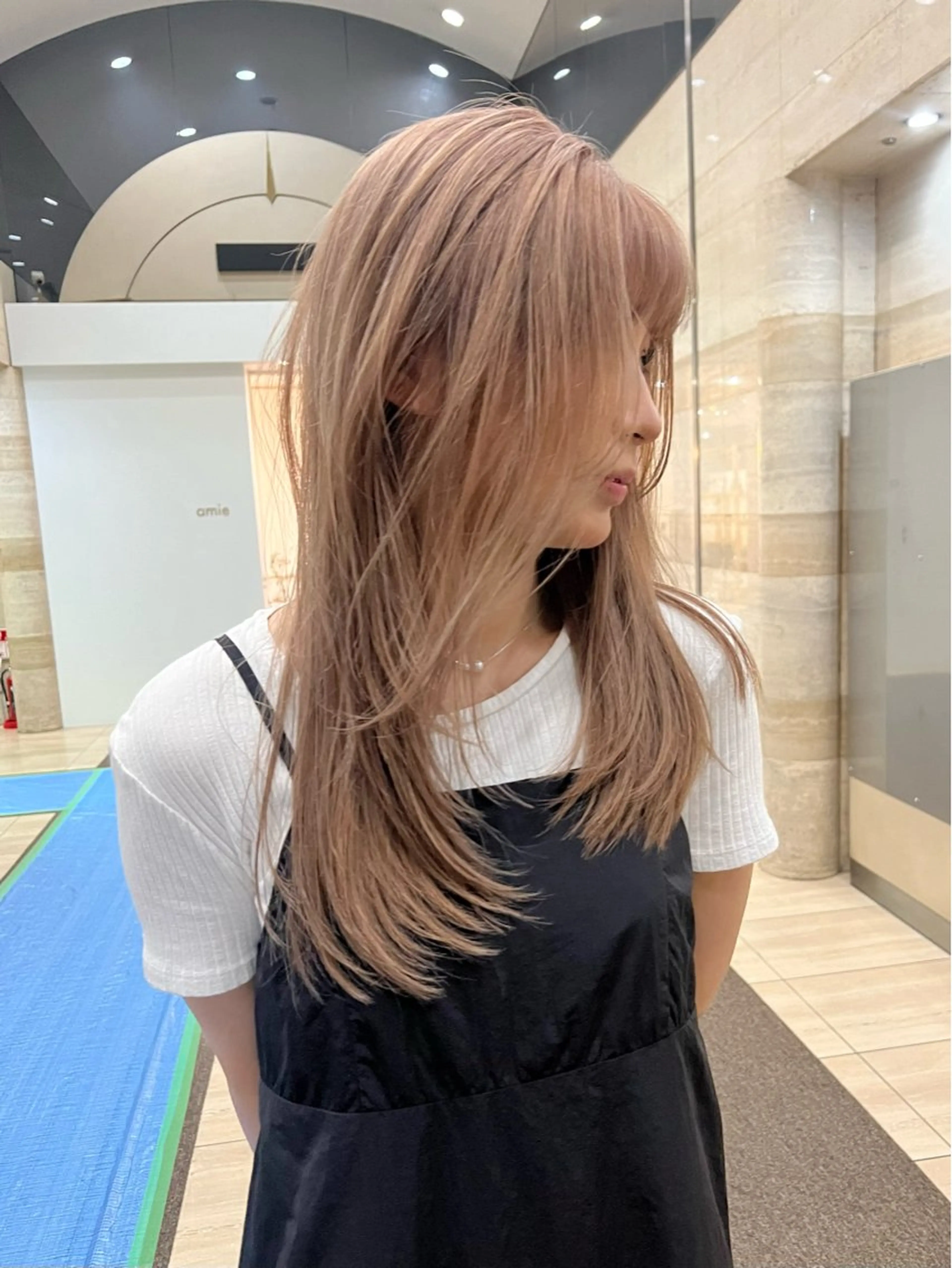 ロング カラー ベージュカラー ブリーチ ブロンド ケアブリーチ ダブルカラー Via officialのヘアスタイル