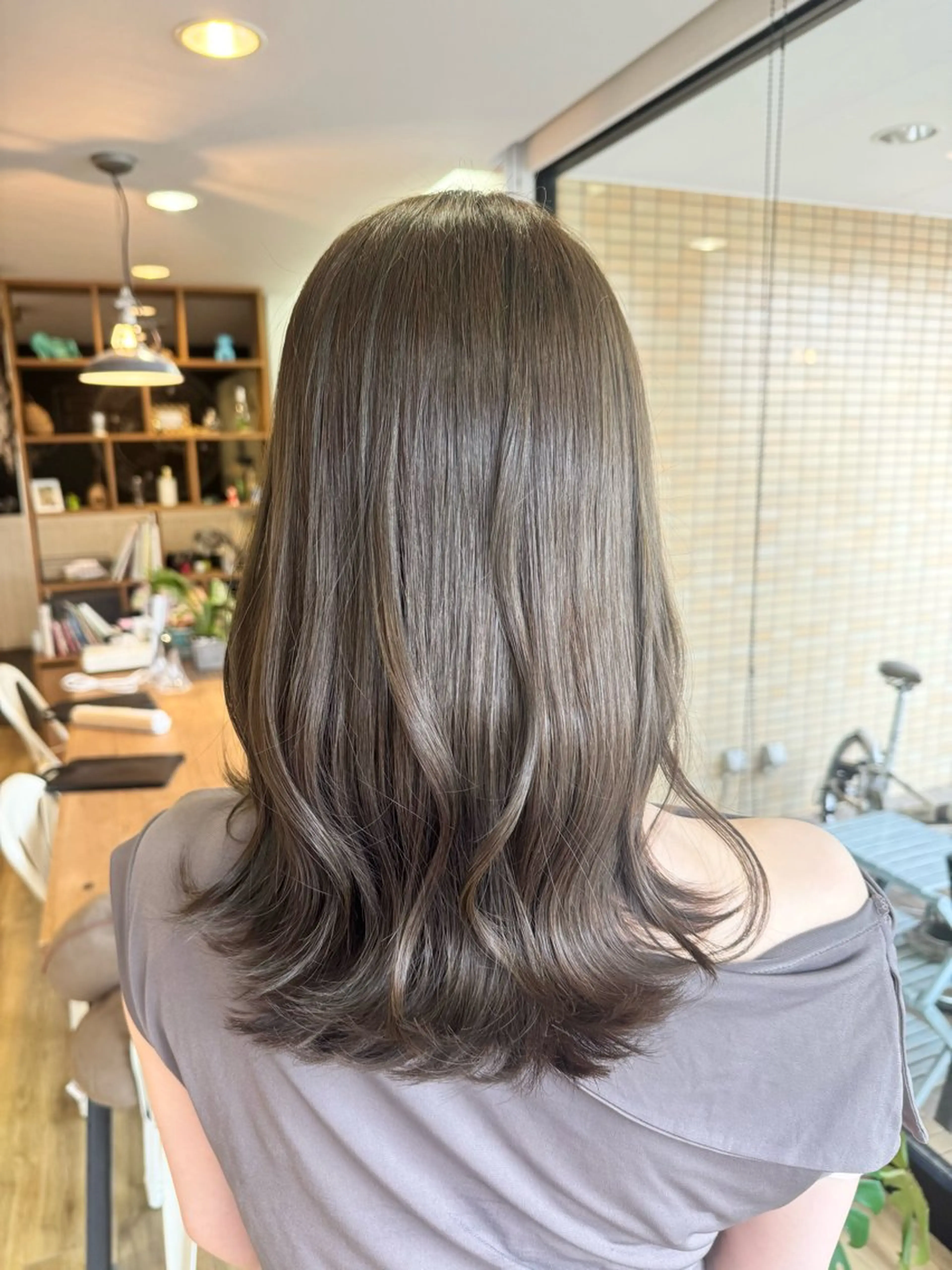ロング カラー ベージュカラー オリーブベージュ カット ヘアカラー トリートメント ツキダテ ユイのヘアスタイル