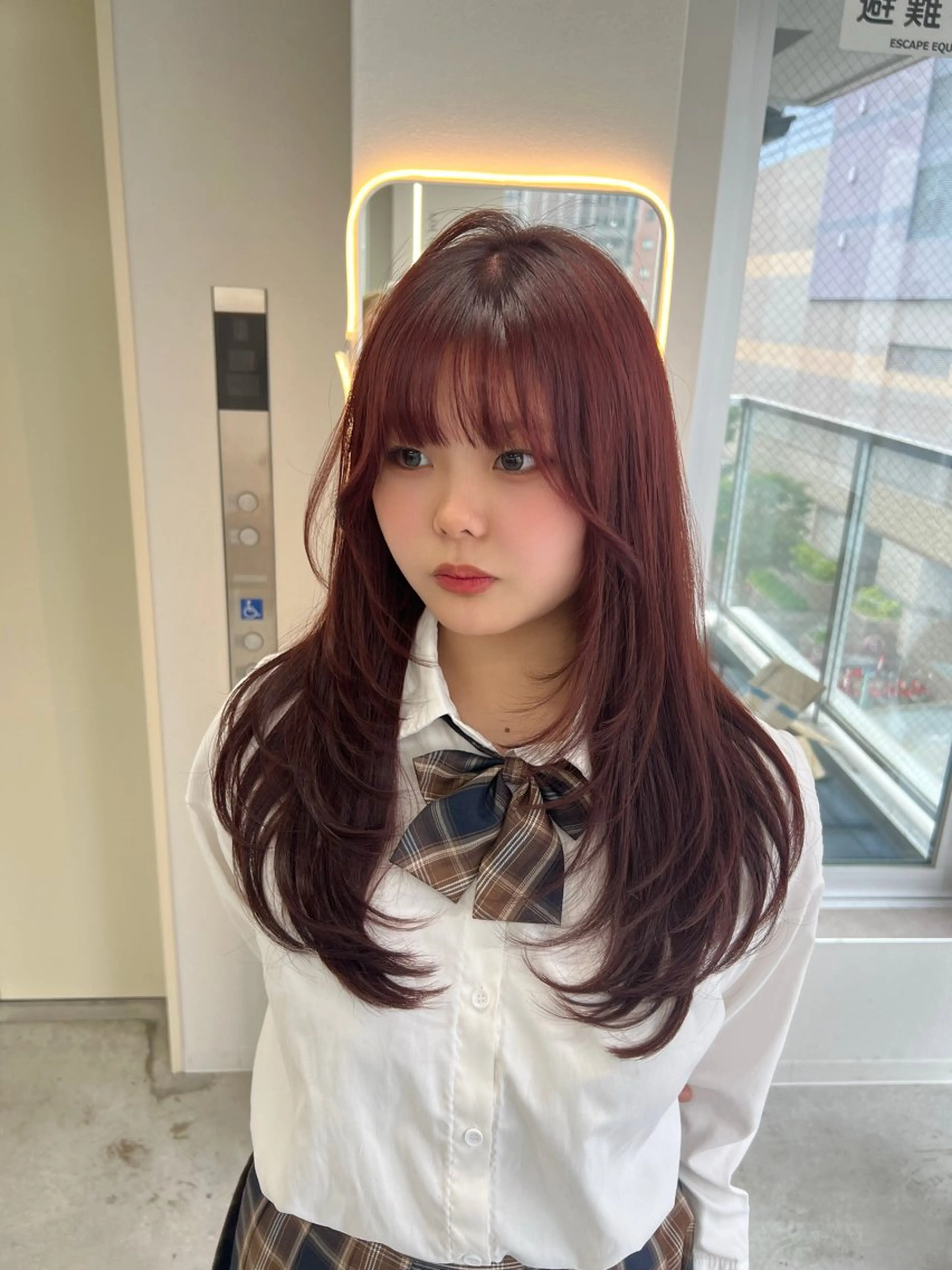 ミディアム カット ヘアカラー maya レイヤーカットのヘアスタイル