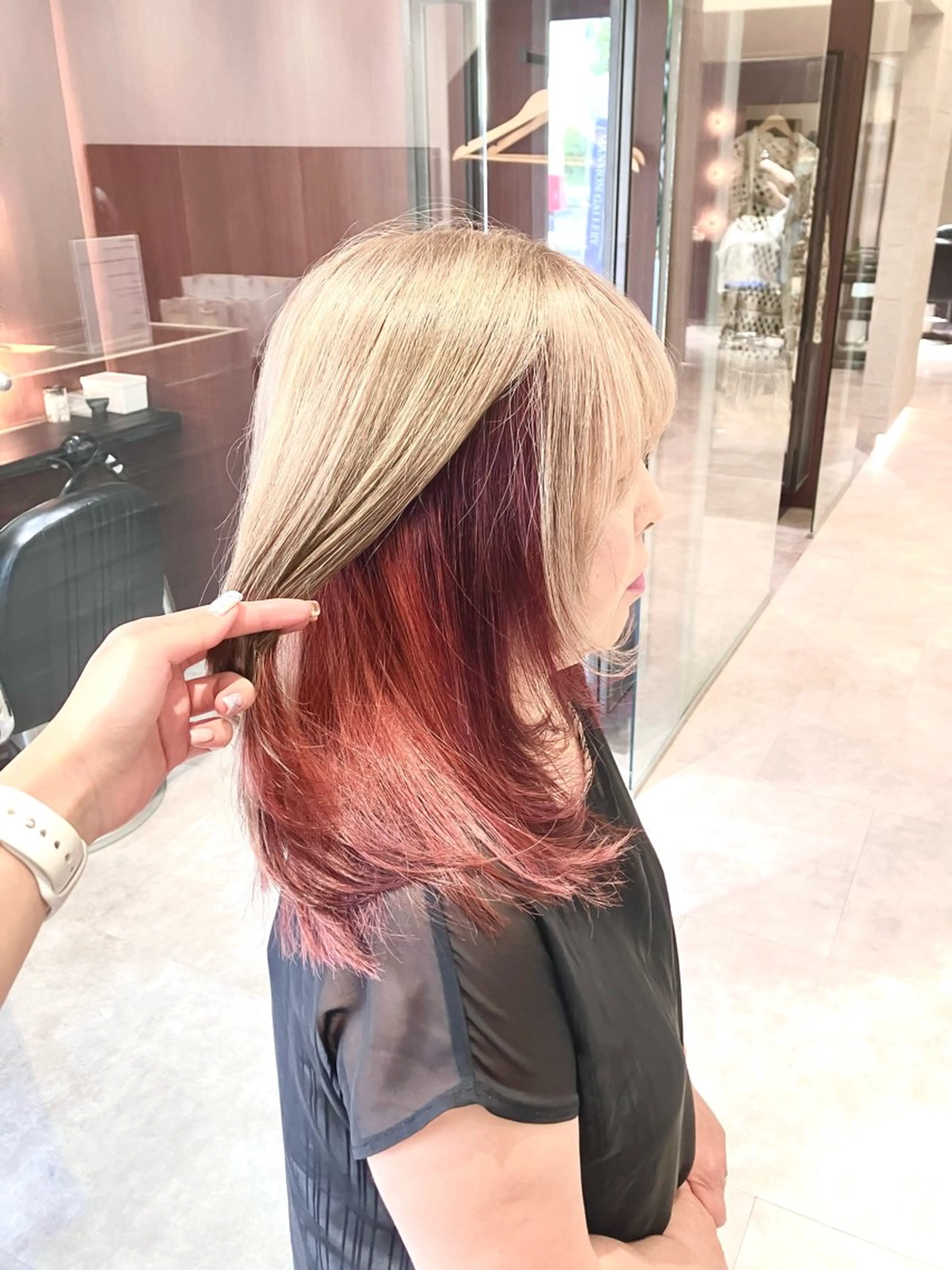 ロング カラー ベージュカラー レッドカラー NEST by chord所属・サキ🤍ハイトーン 🩰くびれ巻きヘアのヘアスタイル