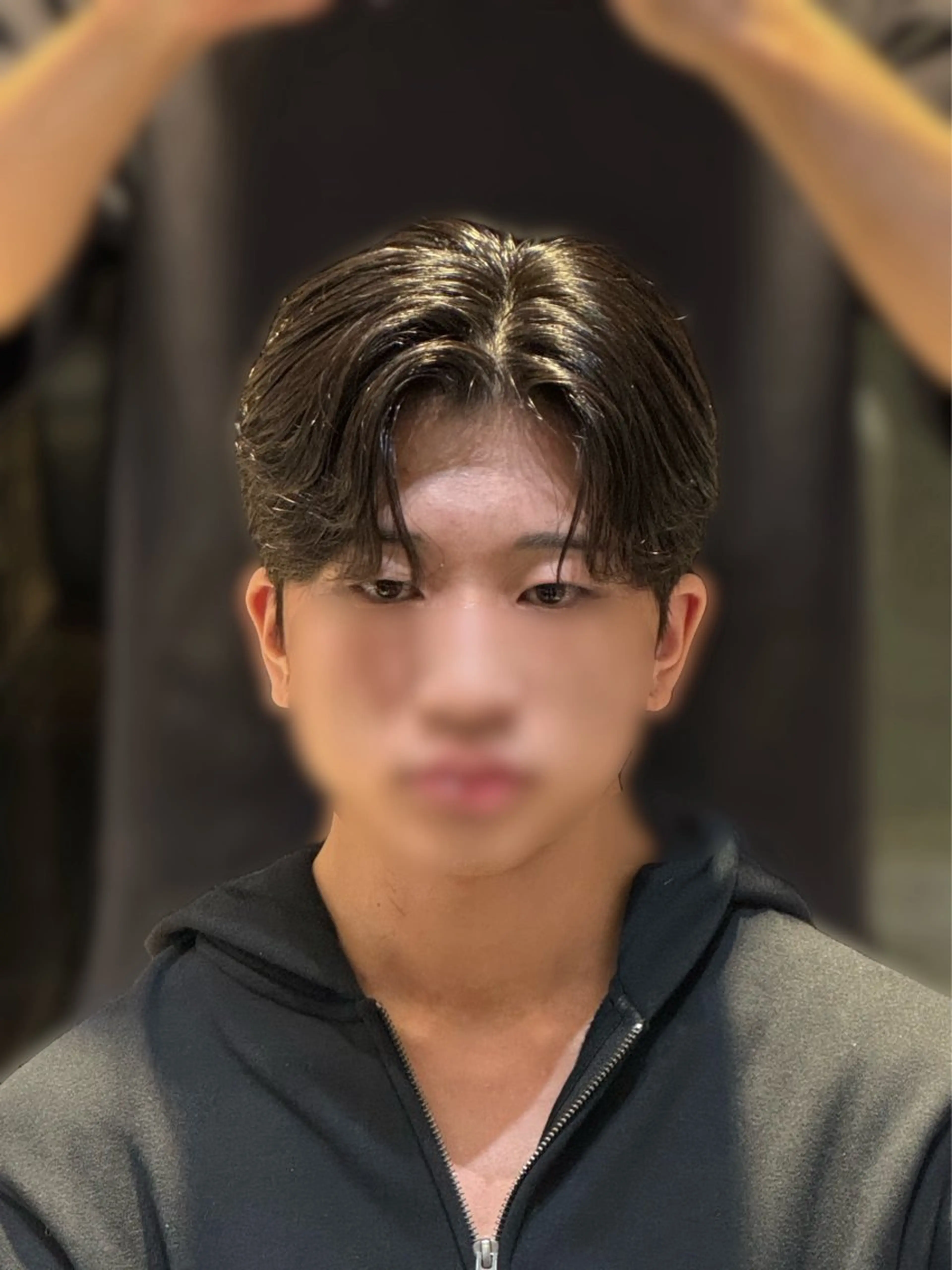 ショート パーマ メンズ センターパート コンマヘア ダウンパーマ カルマパーマ メンズ韓国風 YUKI🇰🇷 カルマ／ダウンパーマのヘアスタイル