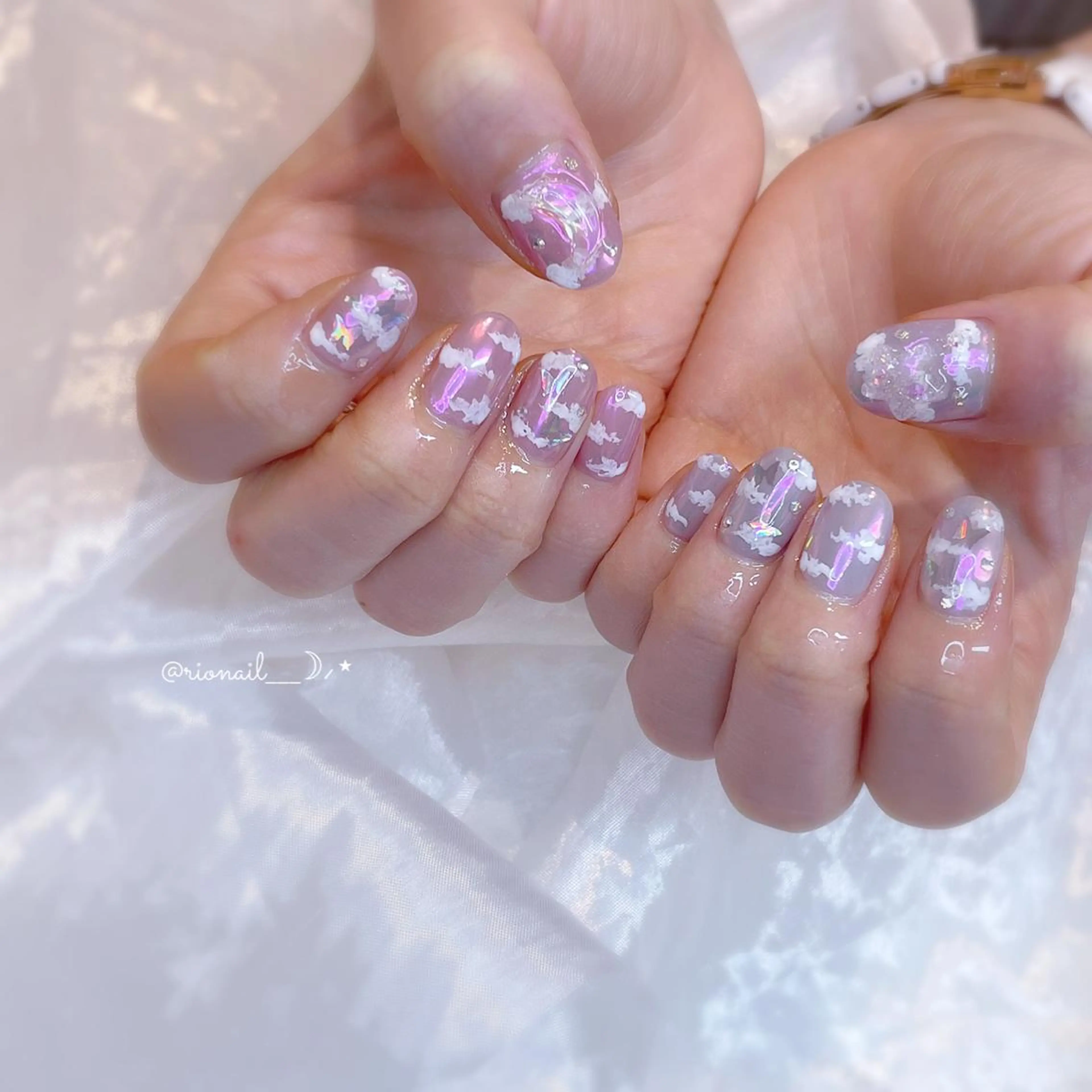 ネイル アートネイル ホログラムネイル 𝘙𝘪𝘰𝘯𝘢 ...🕯🤍のネイルデザイン