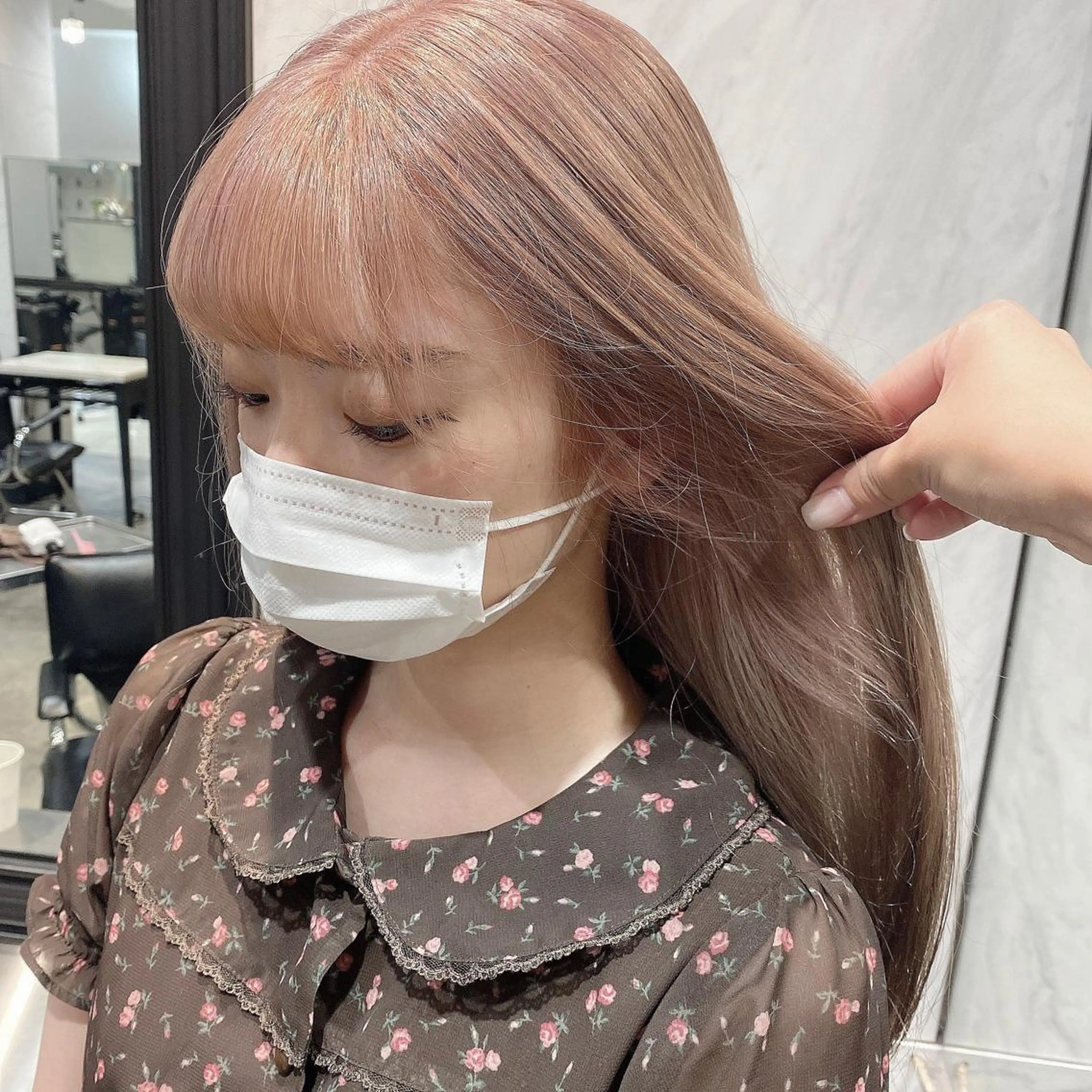 ロング カラー パーマ ヘアアレンジ 透明感カラー ダブルカラー ハイトーンカラー youres hair東新宿店所属・新宿⌇韓国風ヘア ⌇透明感カラーのヘアスタイル