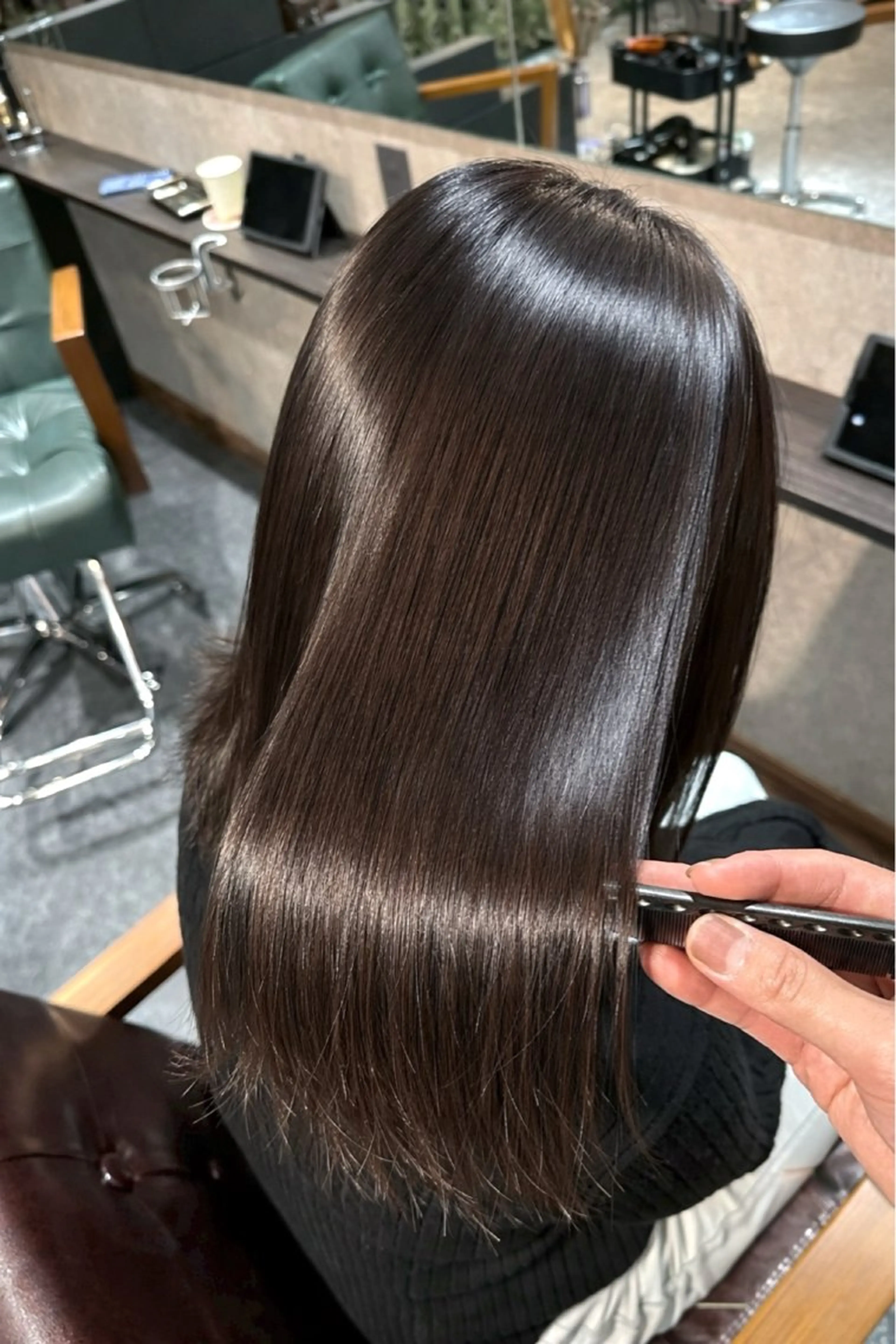 ミディアム ミディアムパーマ 顔周りカット ハイライト 髪質改善 レイヤーカット ravens デザインカラーのヘアスタイル