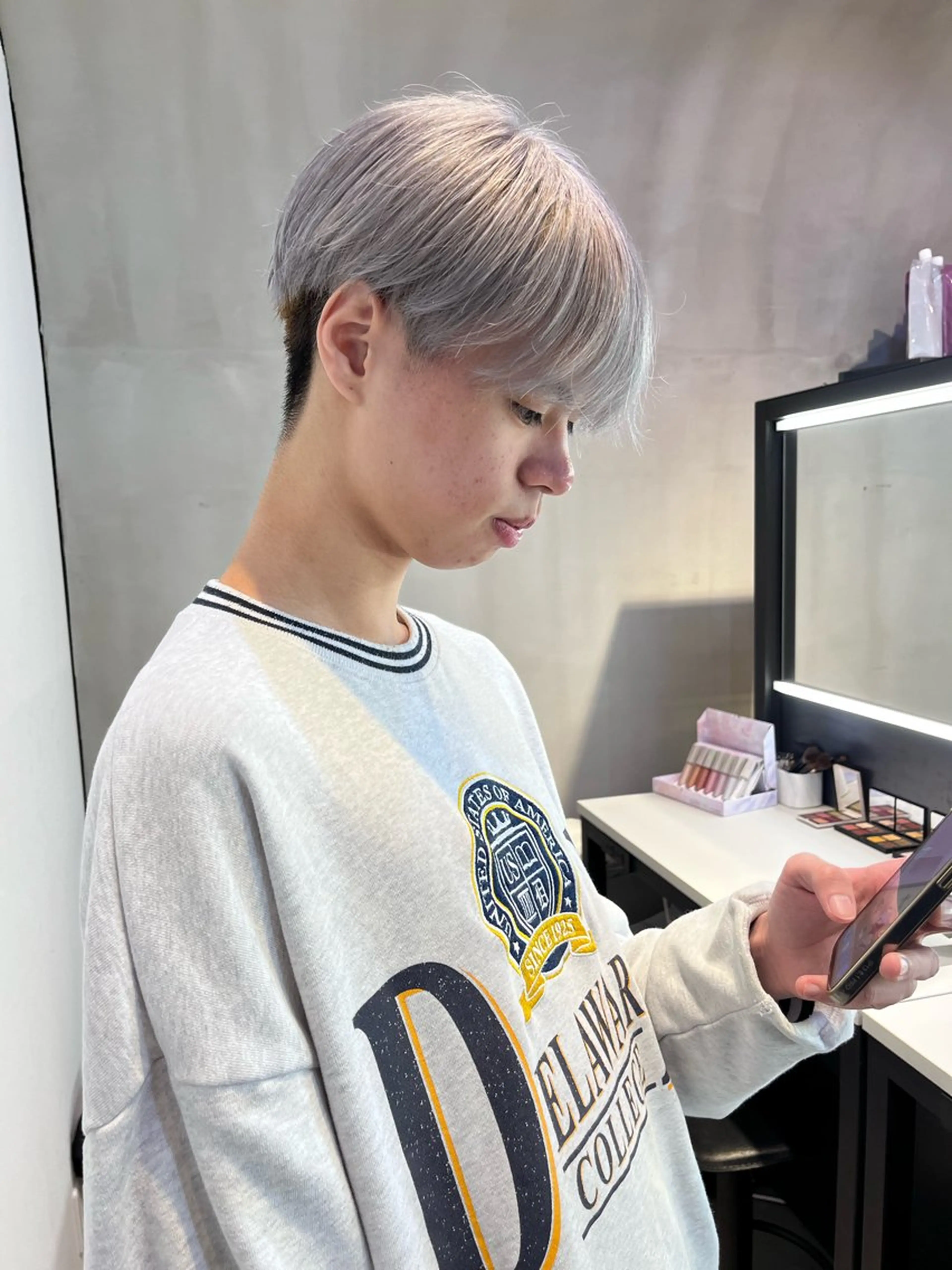 ショート カラー メンズ メンズブリーチ ブリーチ シルバー ヘアカラー 友輝 /札幌美容師のヘアスタイル