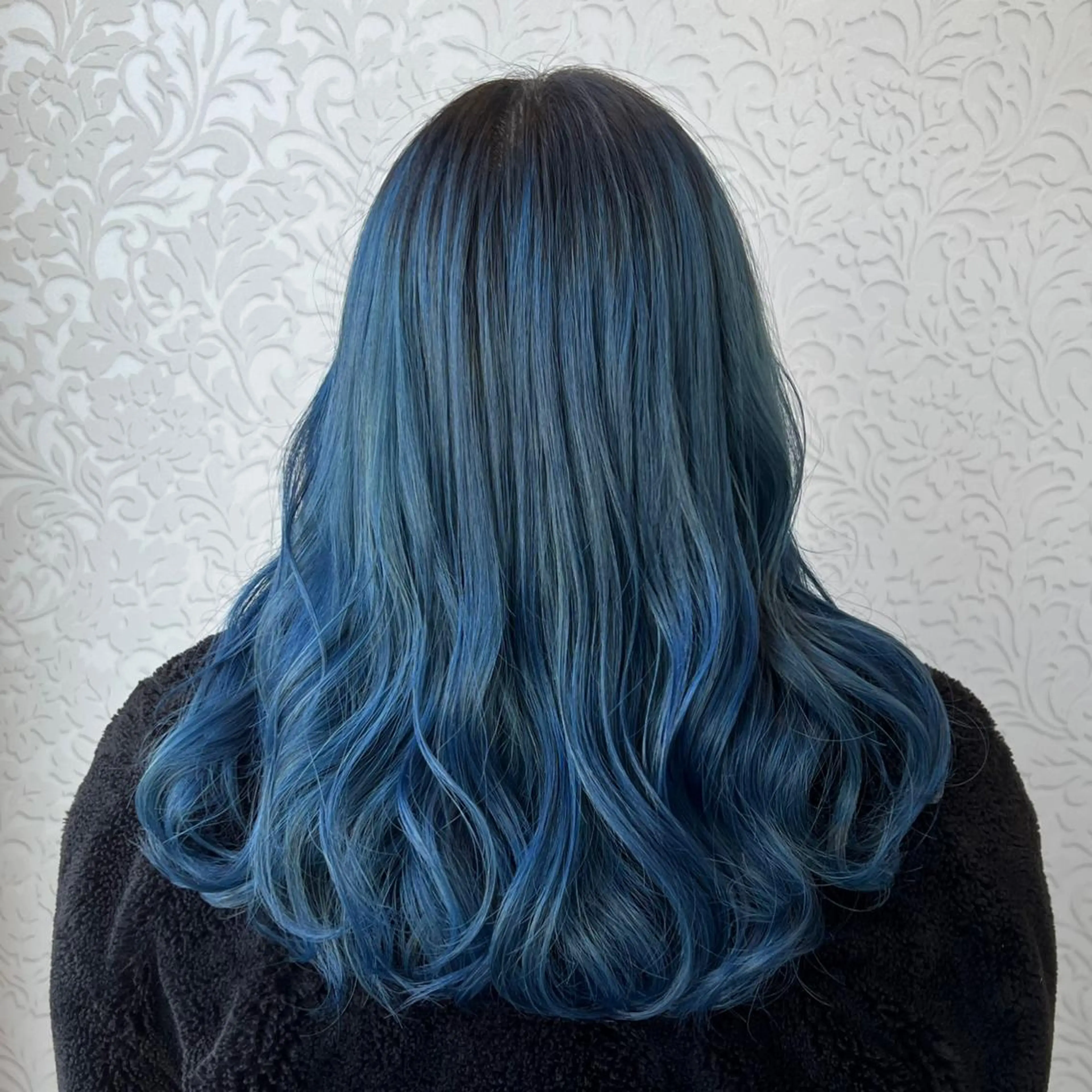 セミロング カラー ブリーチ ブルーカラー PETZjasmine所属・顔周りカット/透明感 カラー🤍大塚蛍のヘアスタイル