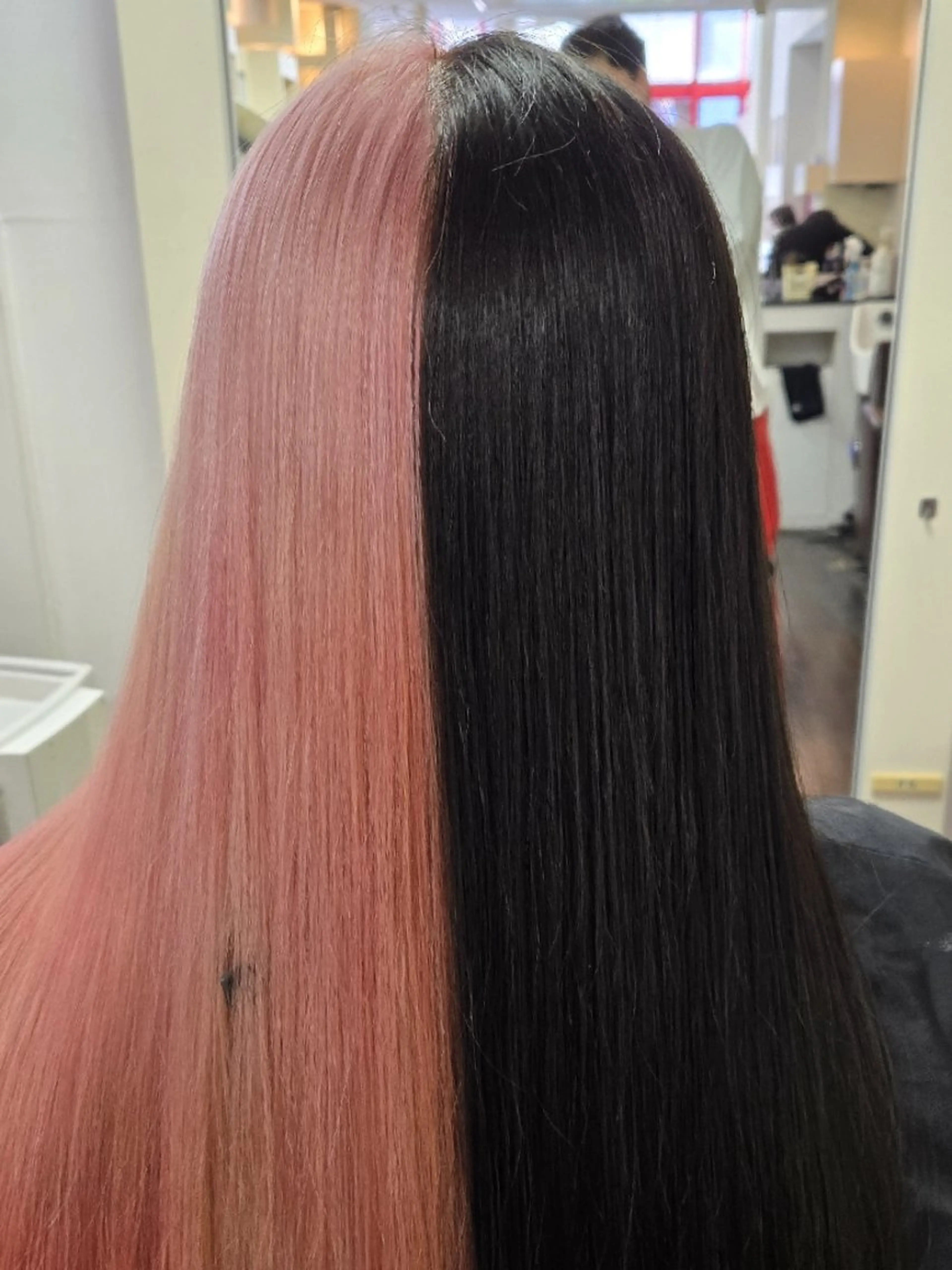 ロング カラー 黒髪 ブリーチ ピンクカラー ヘアカラー 遠藤 史秋のヘアスタイル