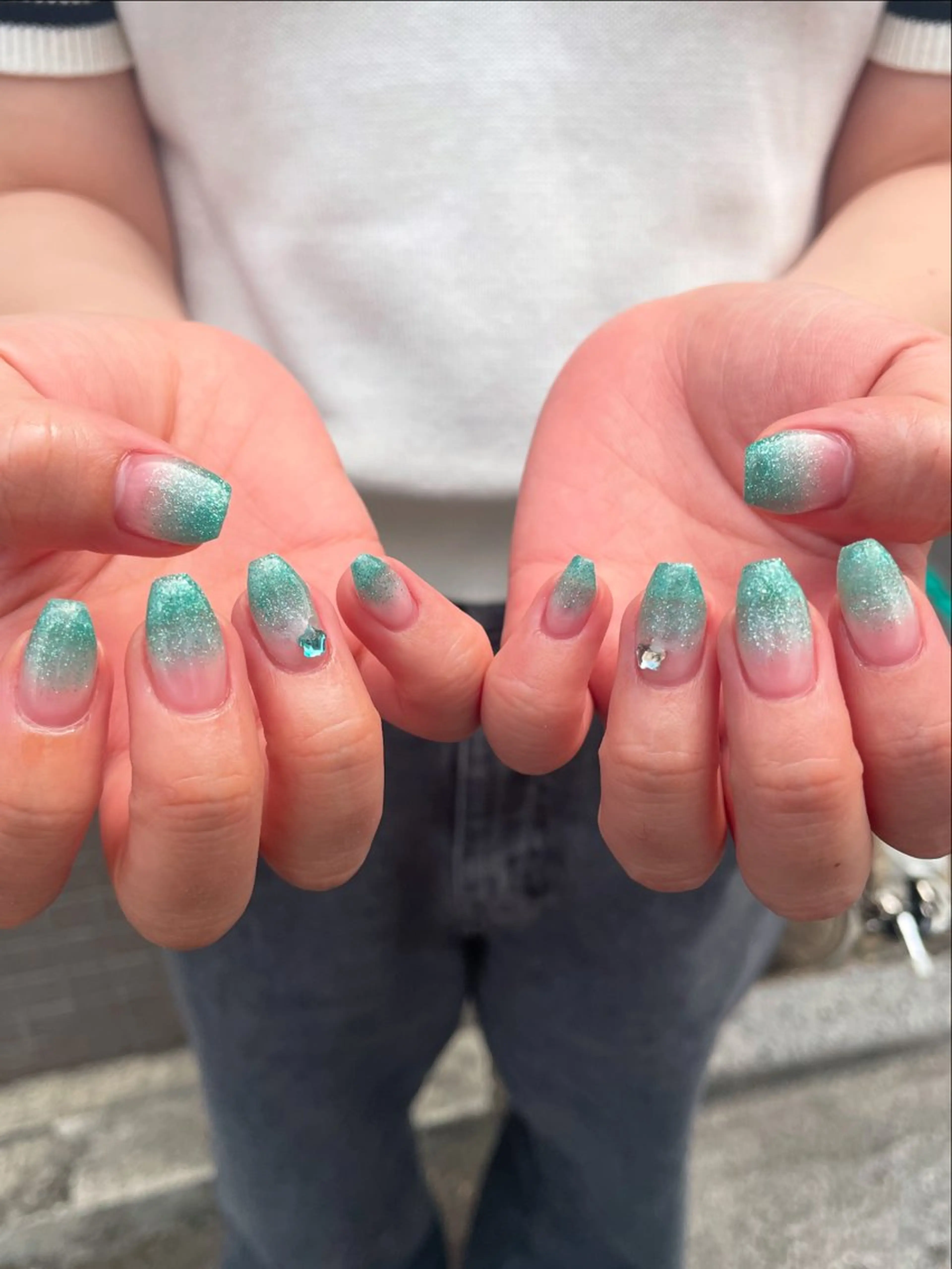 ネイル フラッシュネイル グリーン キラキラネイル ラメ(グリッター) ラメグラデーション ハンドネイル ハンドケア 🎀NAIL🎀 AI🪄︎︎◝✩のネイルデザイン