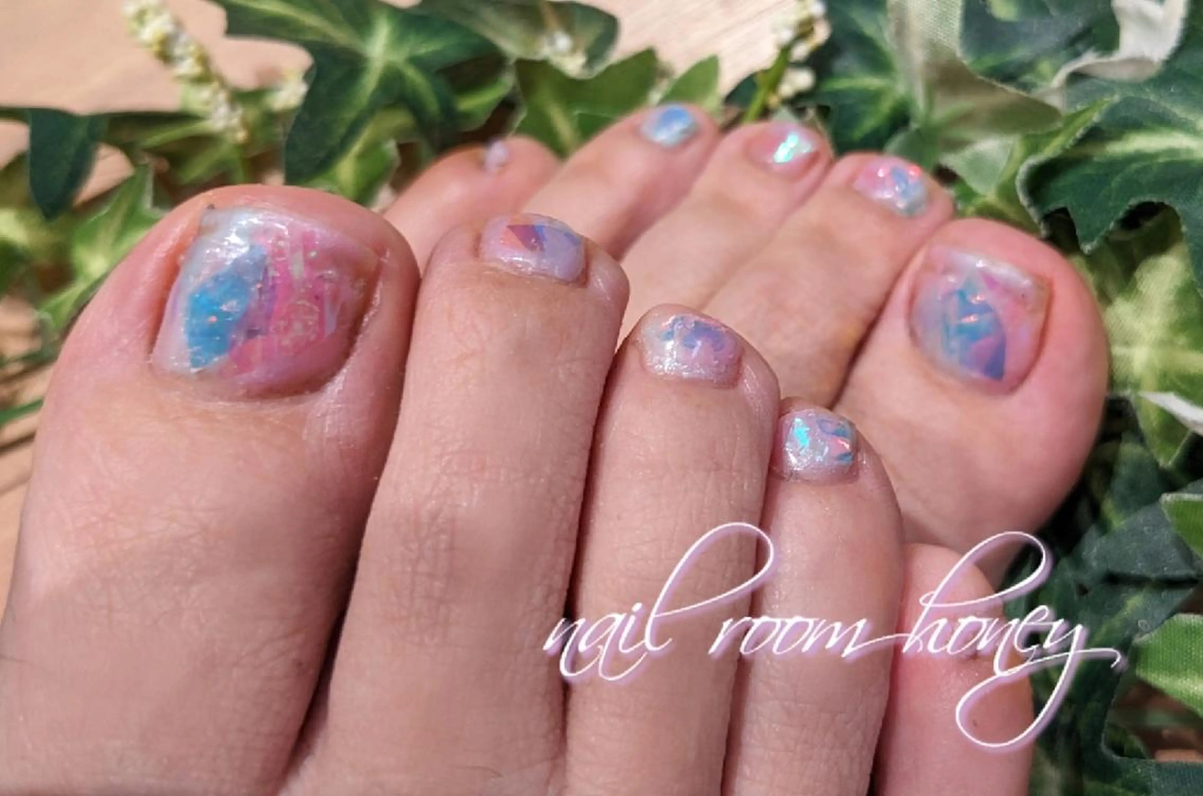 ネイル オーロラネイル ブルー フットネイル キラキラネイル 水色 nail room  honeyのネイルデザイン