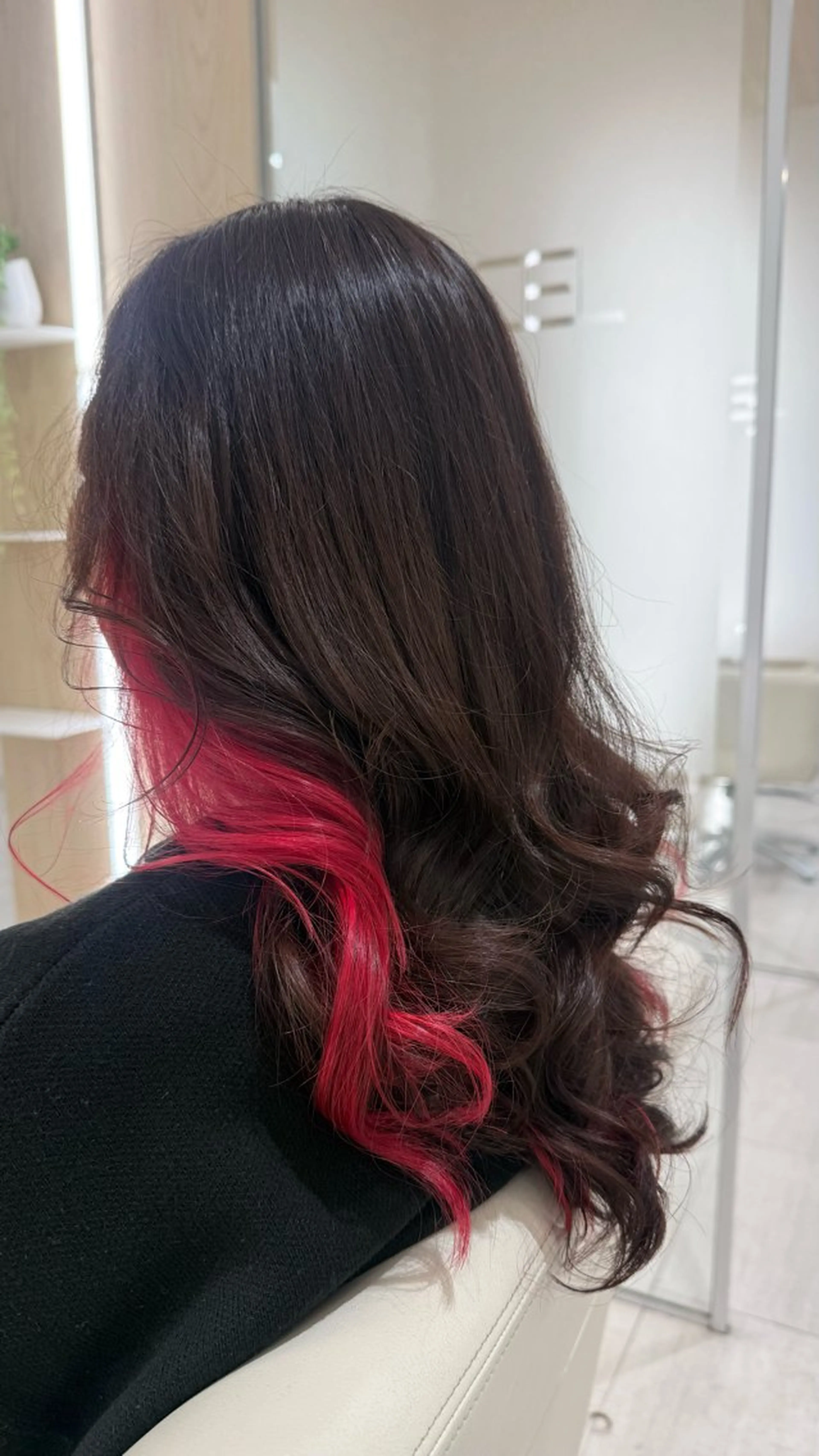 ロング カラー イヤリングカラー ピンクカラー レッドカラー カット ヘアカラー SALOWIN二子玉川South店所属・🌼デザインカラー 🌼kumicoのヘアスタイル