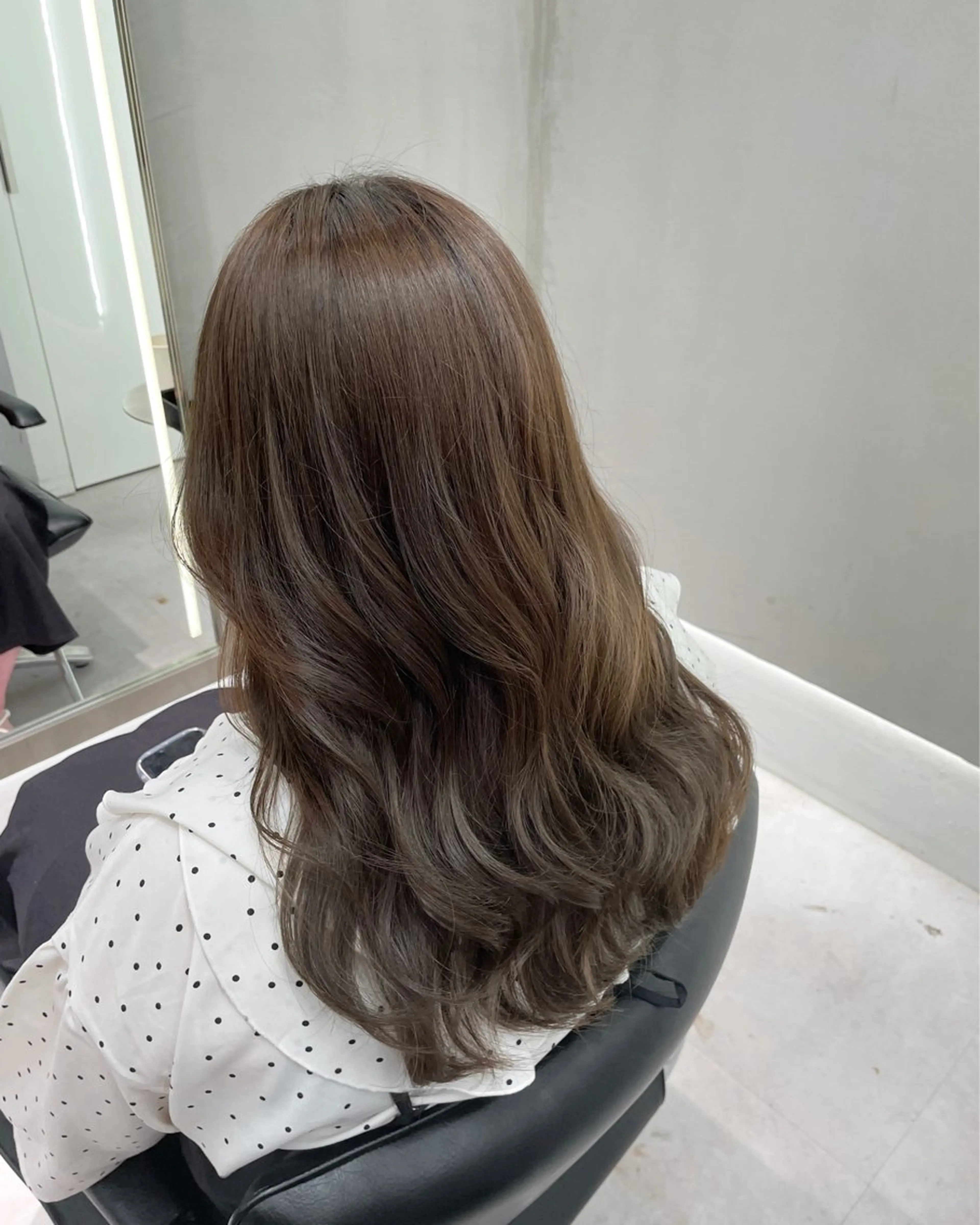 ミディアム カラー ブリーチ グレージュ ブリーチなしカラー カット ヘアカラー トリートメント 🤍haruna 🤍SUIのヘアスタイル