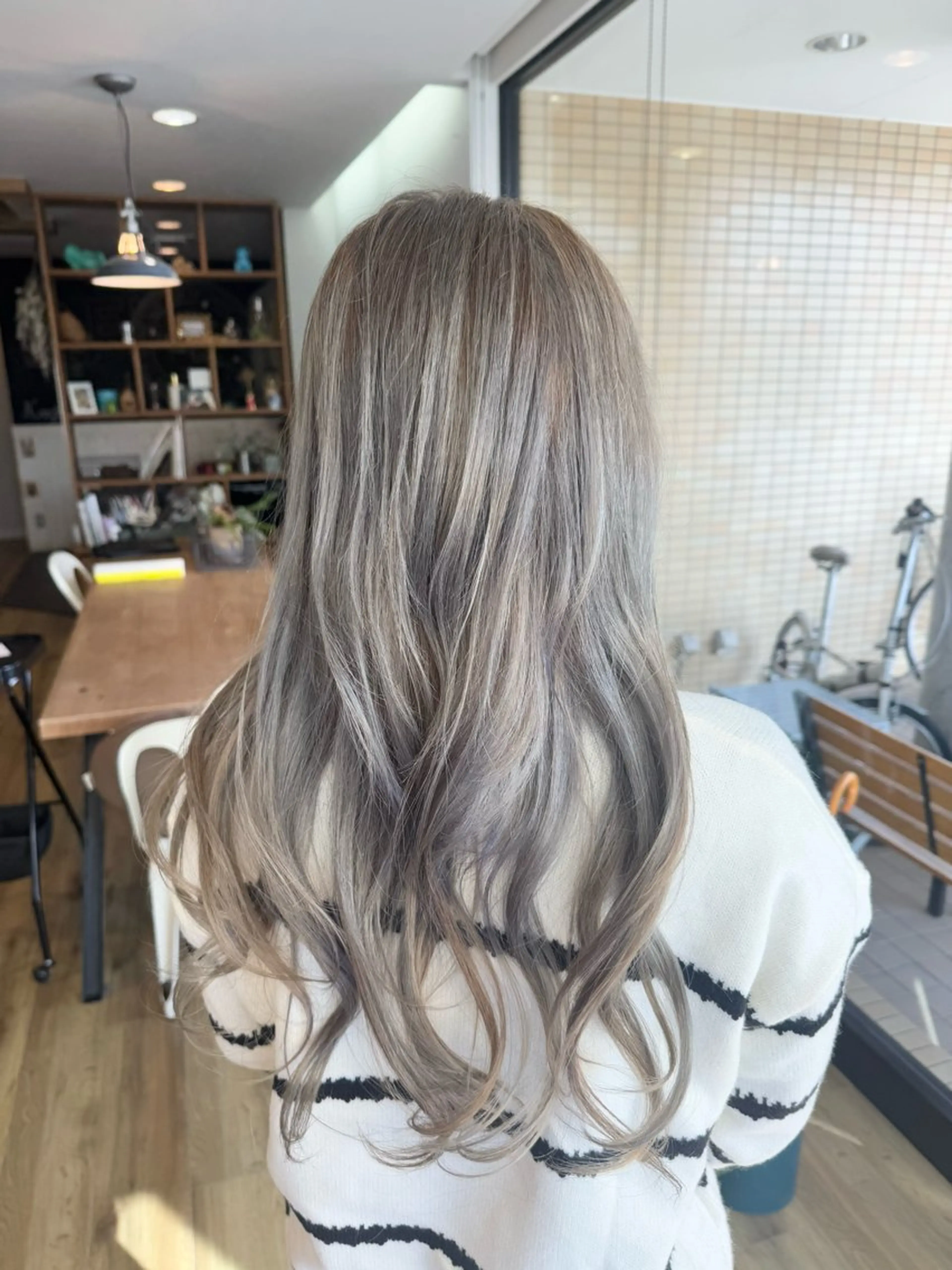 ロング カラー グレージュ ヘアカラー トリートメント ツキダテ ユイのヘアスタイル