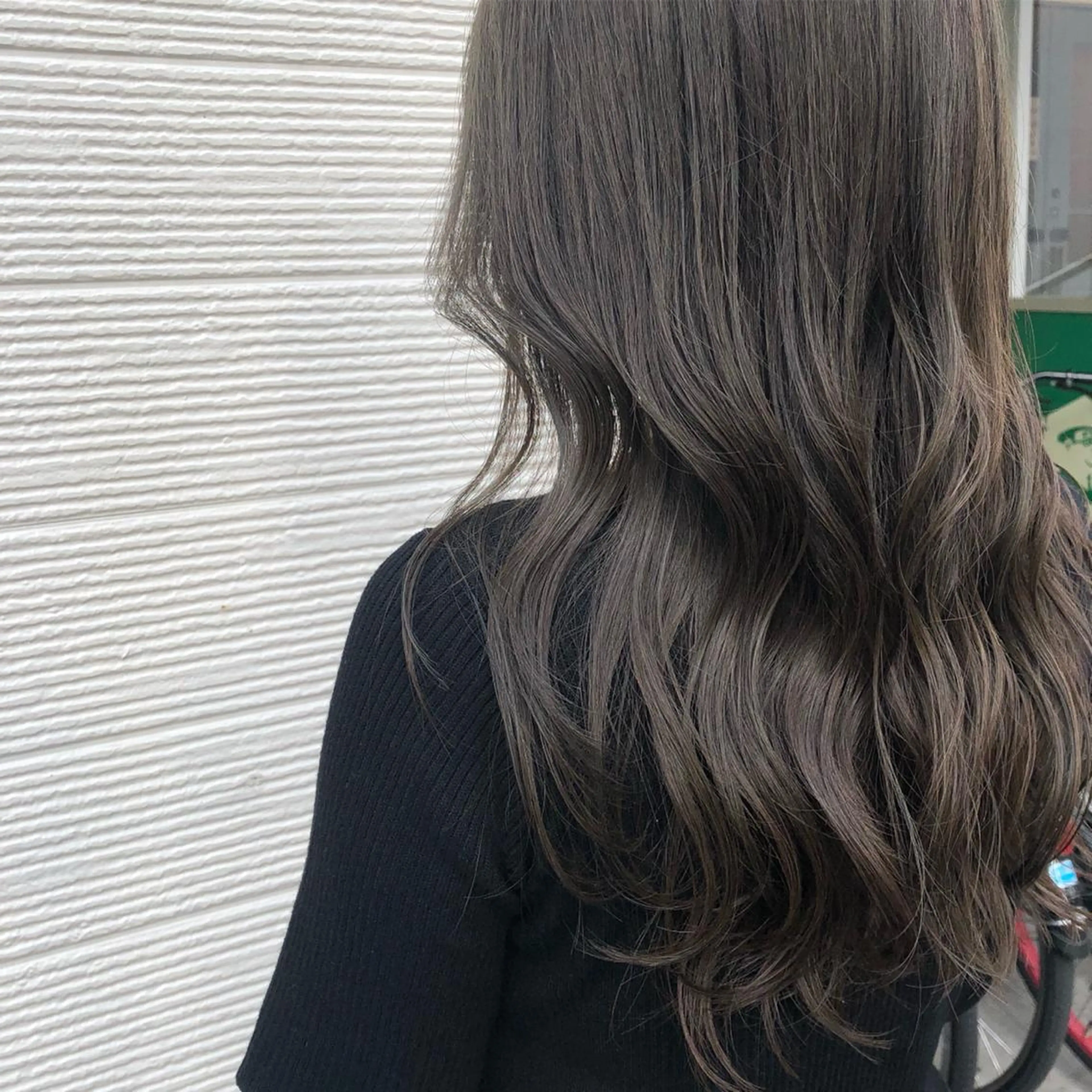 ロング カラー グレージュ オリーブグレージュ オリーブグレー ，comma momoka🪄のヘアスタイル