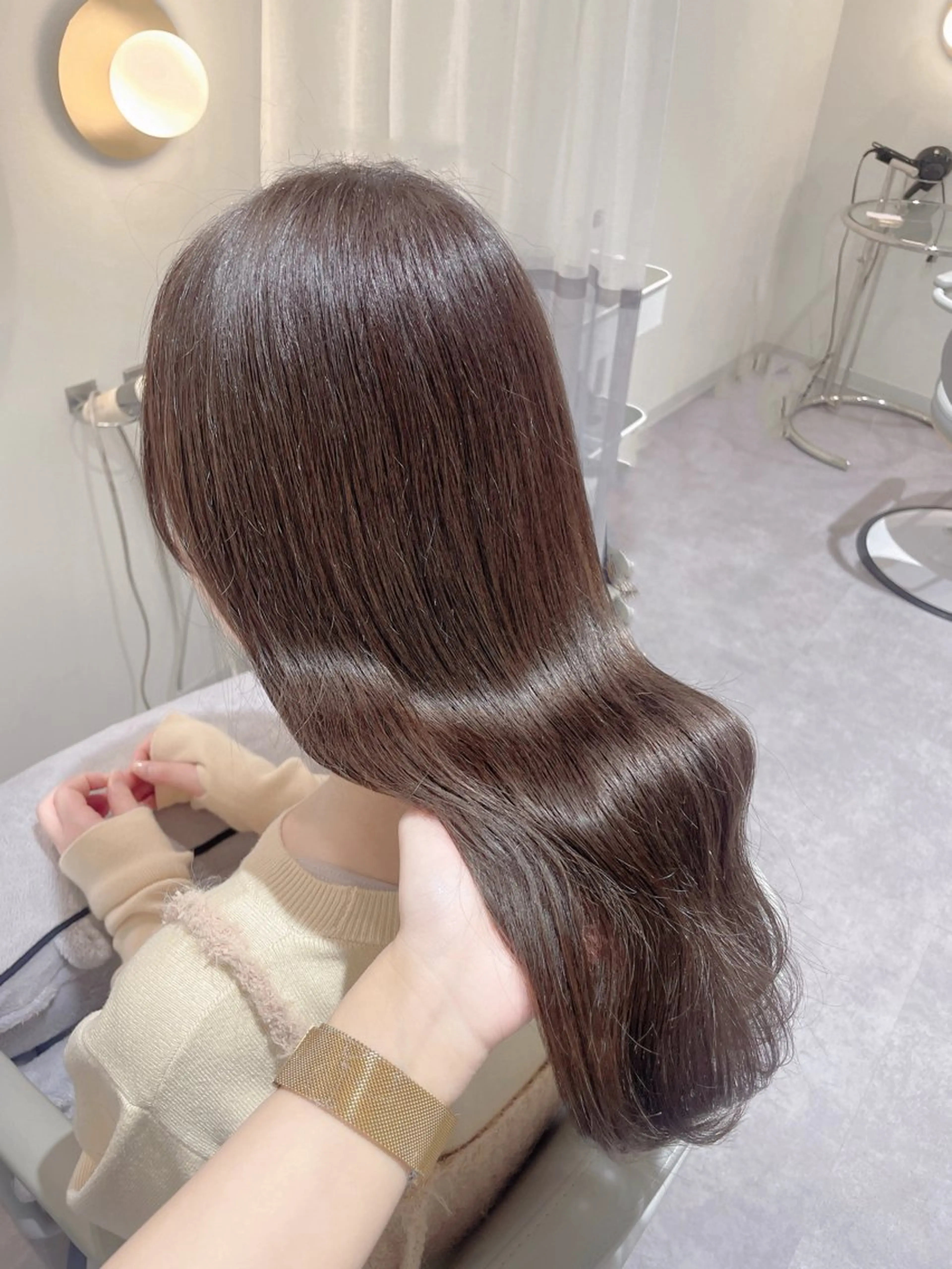 ロング ラベンダーベージュ 廣岡 采音のヘアスタイル