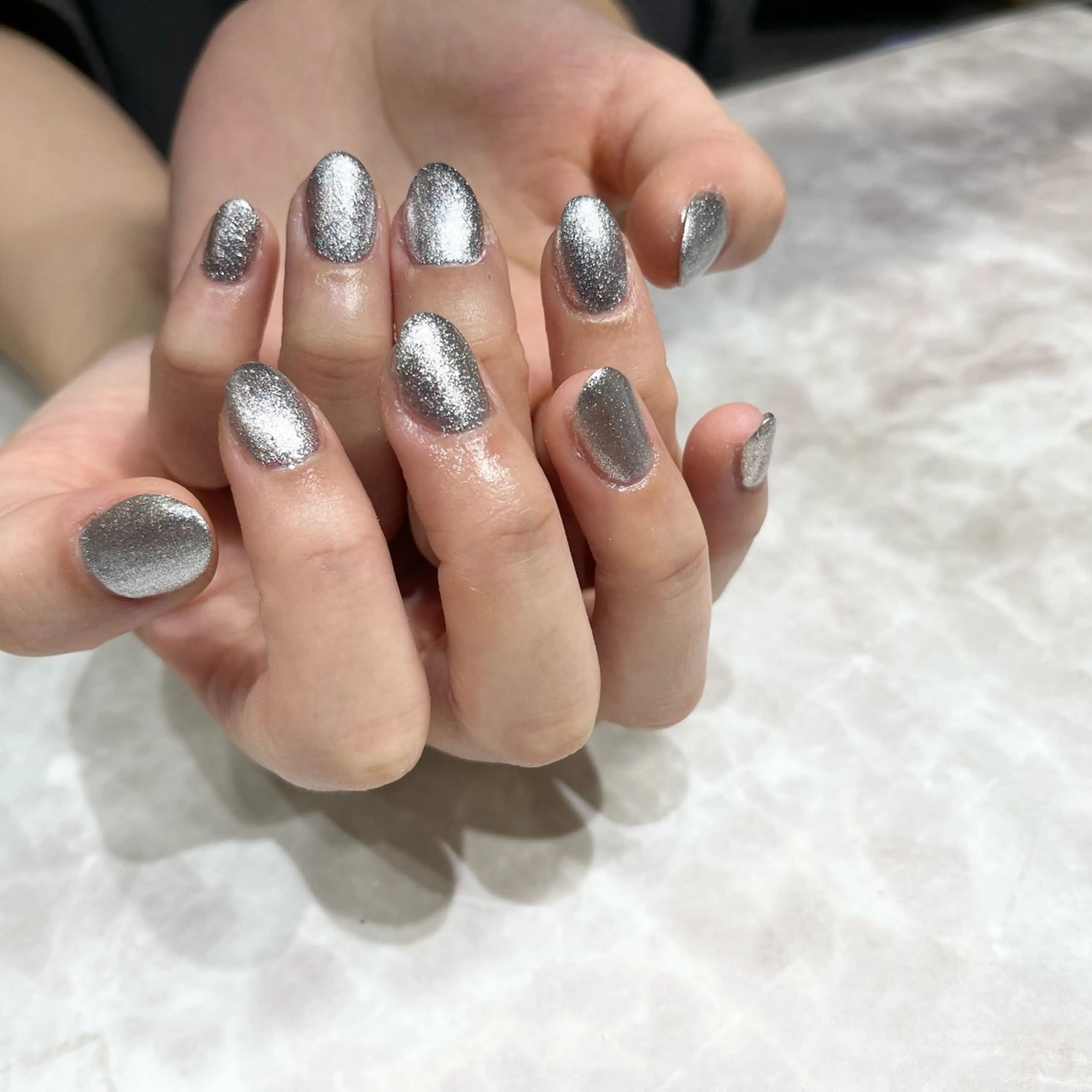 ネイル アートネイル ジェルネイル ラメ(グリッター) ワンカラーネイル シルバー ハンドネイル PlusOnenailsalon所属・粕屋ネイル＆耳つぼ 🫧Natsumiのネイルデザイン