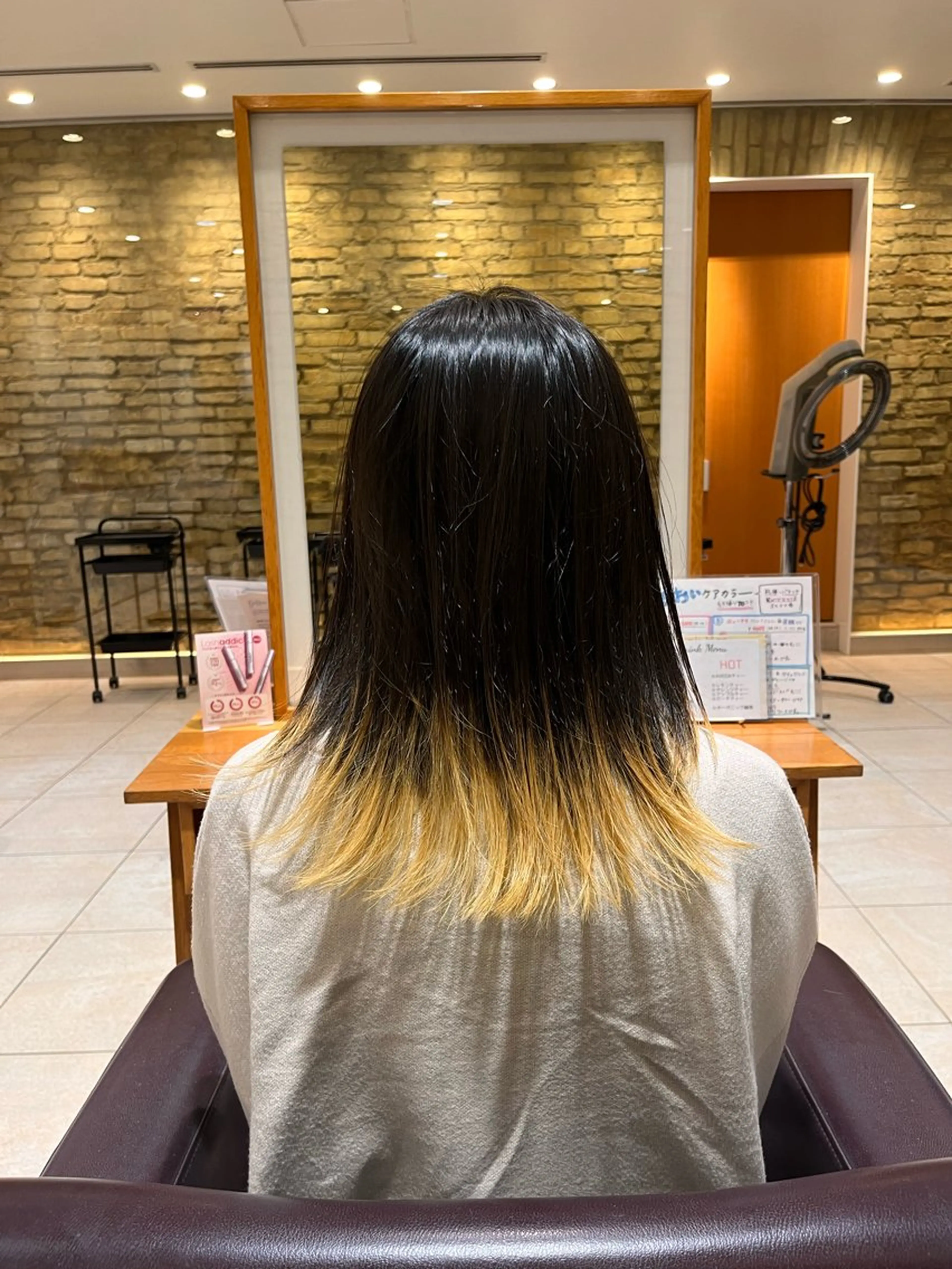 セミロング hair make BEHIVE ichibancho AVEDA所属・渡邉  日向子 ・レイヤー、縮毛矯正のヘアスタイル