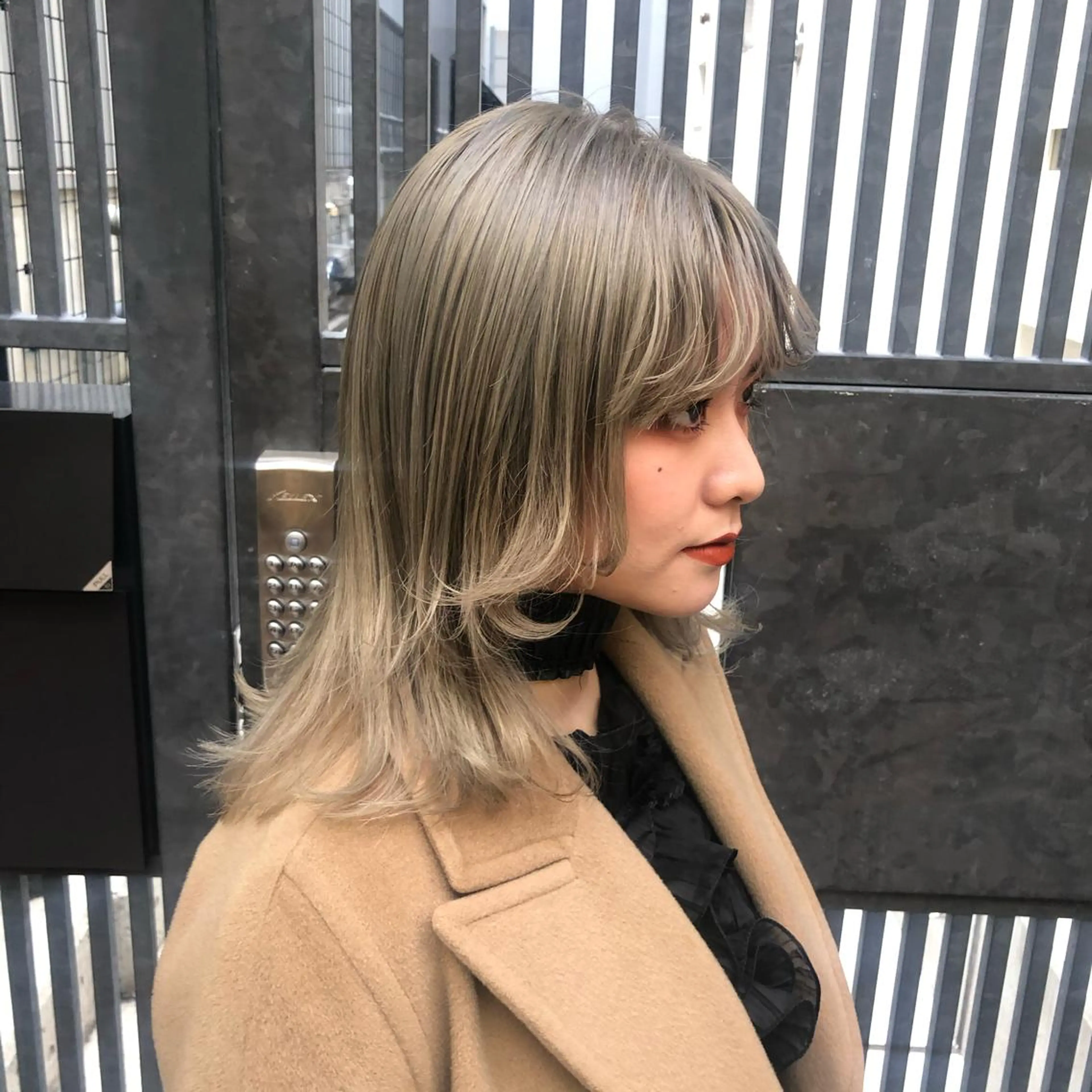 ミディアム カラー ウルフカット／吉村 桃子のヘアスタイル