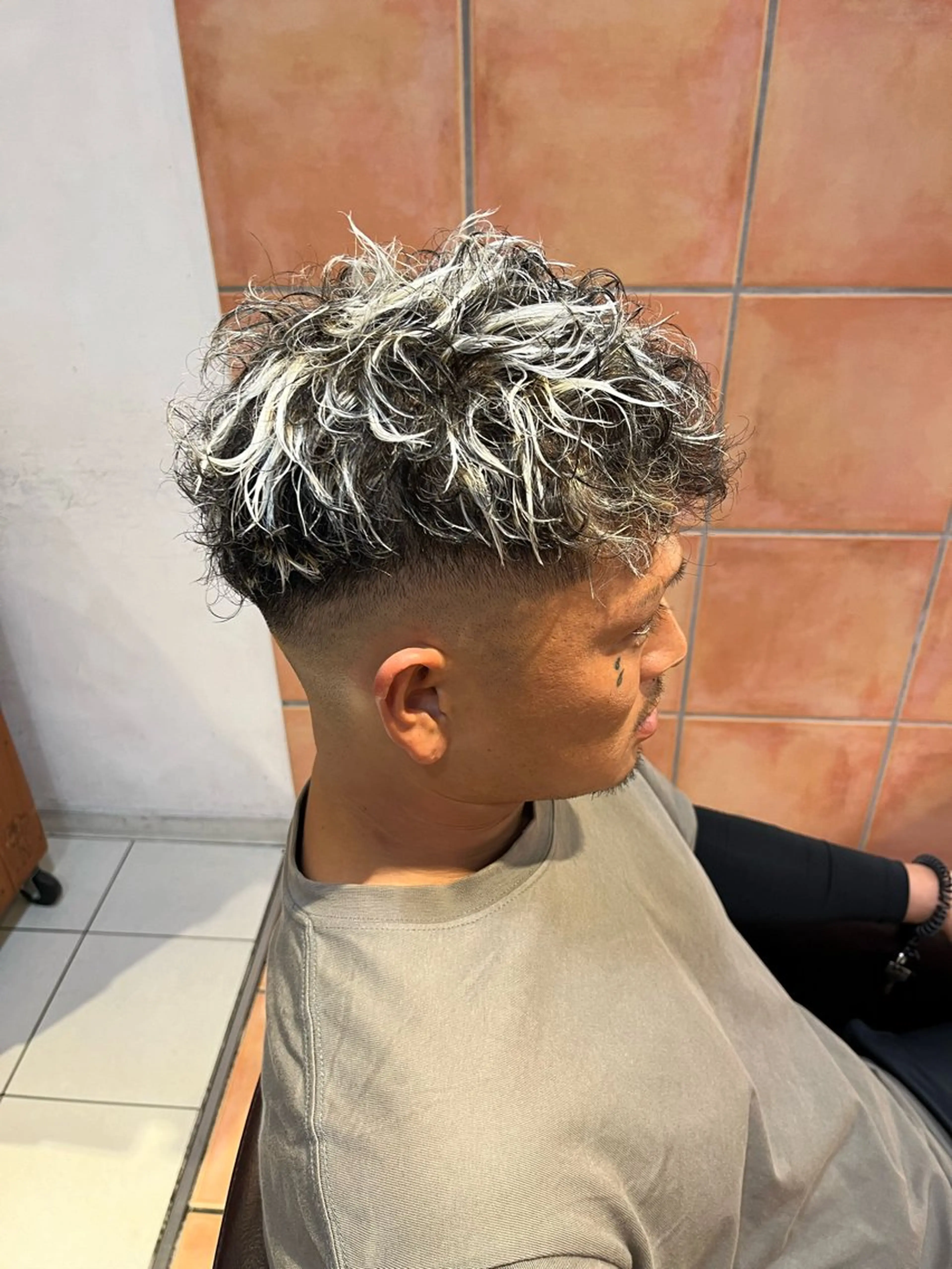 カラー メンズ 🦕望月渉🦕 パーマ🌪️ブリーチのヘアスタイル