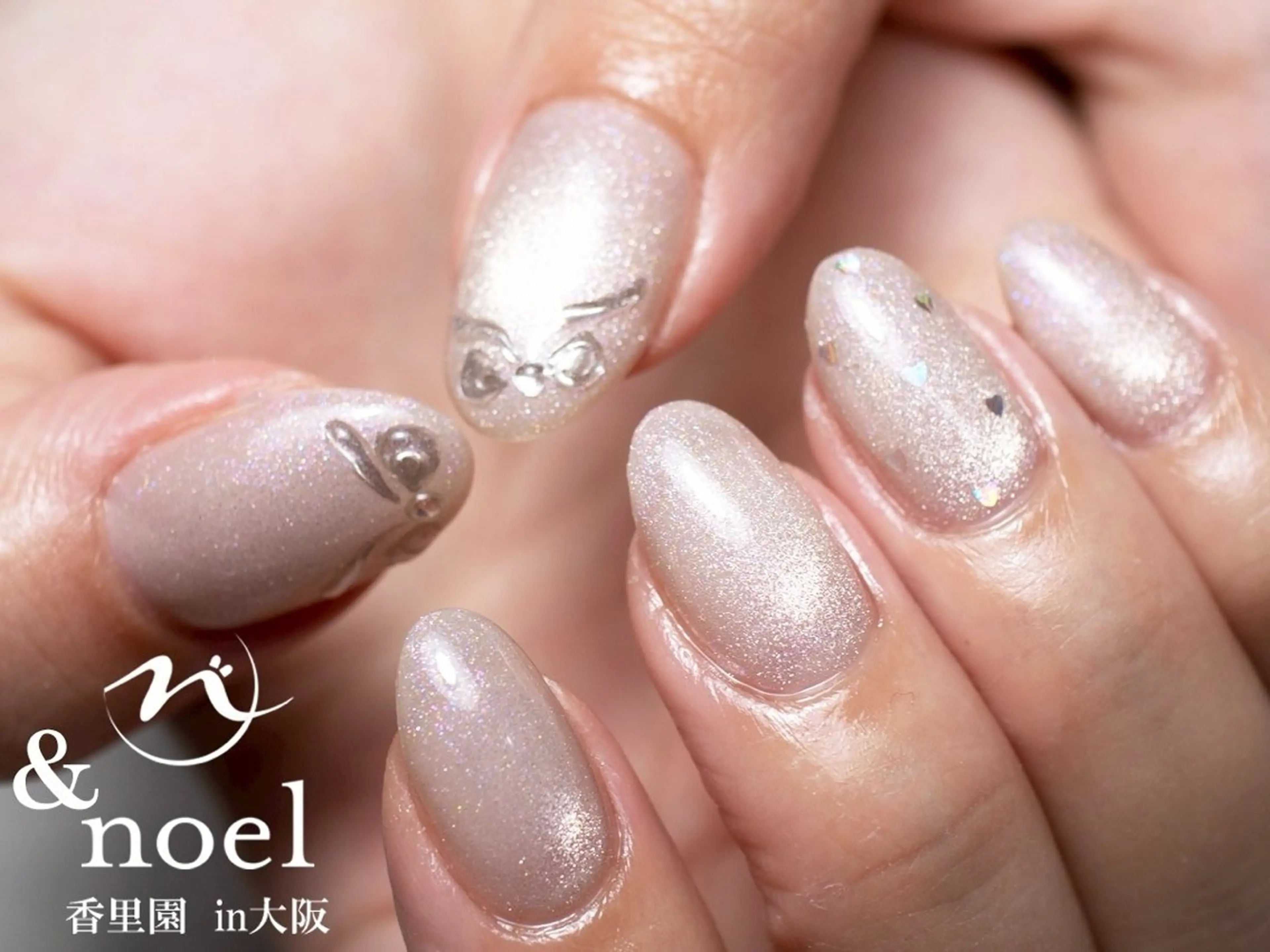 ネイル ミラーネイル リボン ハンドネイル Nailsalon  &Noel所属・もも 🍑のネイルデザイン